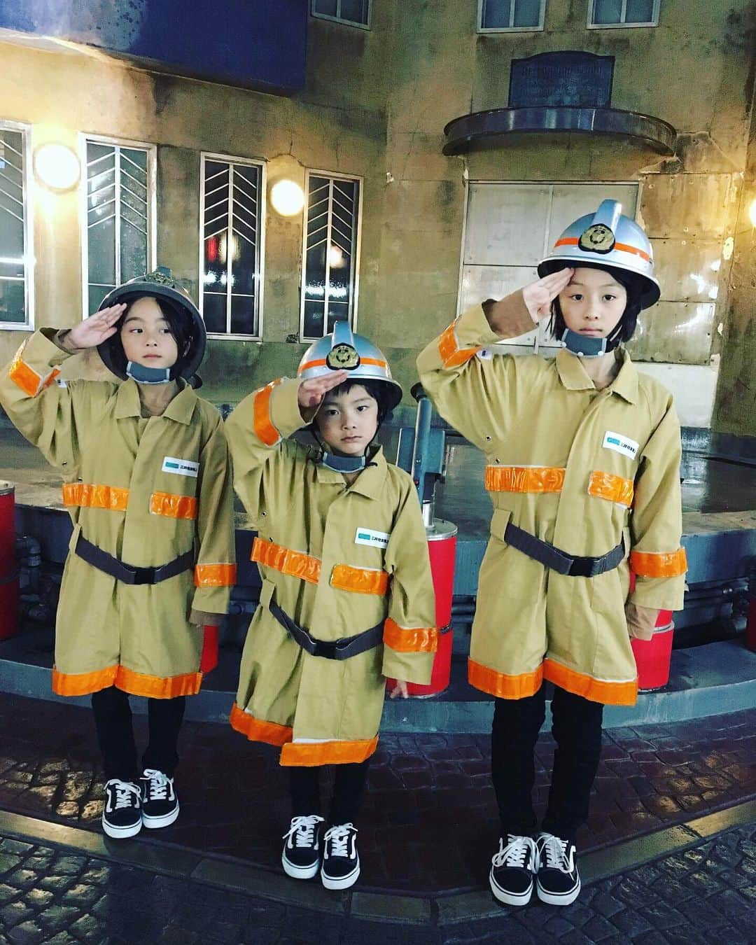 ナカイシミキさんのインスタグラム写真 - (ナカイシミキInstagram)「みんなだいすきキッザニア🚒 夢の3人での消防士👩‍🚒👩‍🚒👩‍🚒 ・ @kidzaniajapan ・ ・ 何回行っても楽しいキッザニア💓 ・ ・ 🎃🎃🎃🎃🎃🎃🎃🎃🎃🎃 ただいまキッザニア甲子園とキッザニア東京では ハロウィーンを記念して 無料体験チケットが当たる プレゼントキャンペーンもやってるそうです🎁 ・ ・ いいね&フォローで参加できるので @kidzaniajapan  チェックしてみてください👻💕 ・ ・ ・ #kidzaniajapan #キッザニア #キッザニア甲子園 #キッザニア東京 #お仕事体験 #職業体験 #キャリア教育 #3BOYS #子育て #3兄弟 #男の子 #撮影 #プレゼント企画 #プレゼントキャンペーン #halloween #ハロウィン #家族 #family」10月28日 18時00分 - mikivicious
