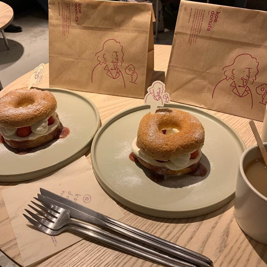 MERYさんのインスタグラム写真 - (MERYInstagram)「. 京都にある『koe donuts（コエ ドーナッツ） @koe_donuts 』は、オーガニック・無添加にこだわったエシカルなドーナツファクトリー。イラストレーター 長場雄さんの手掛けたお洒落な紙袋やカップのデザイン、建築家 隈研吾さんが手がけた洗練された店構えにも注目してみてください。 . MERYでは他にも「かわいい」に近づくさまざまな情報を発信しています。 @mery.beauty コスメ・美容に特化した情報をお届け♡ @mery_spot 話題のカフェやお出かけスポットをご紹介！ こちらもぜひチェックしてみてください！ . . photo by @lunedai514 @___________mw @xx_iku_xx @__marina24 . #MERY #regram #instagram #cafe #koedonuts #먹스타그램 #카페스타그램 #카페 #냠냠 #京都カフェ #京都旅行 #コエドーナツ #オーガニックドーナツ #ドーナツ #ドーナツファクトリー #河原町カフェ #長場雄 #イラストレーター #イラスト #隈研吾 #建築 #ネオン #おしゃれカフェ #カフェ活 #カフェ #カフェ巡り #カフェ好きな人と繋がりたい #お洒落さんと繋がりたい #MERY女子 #メリー」10月28日 18時01分 - mery.jp