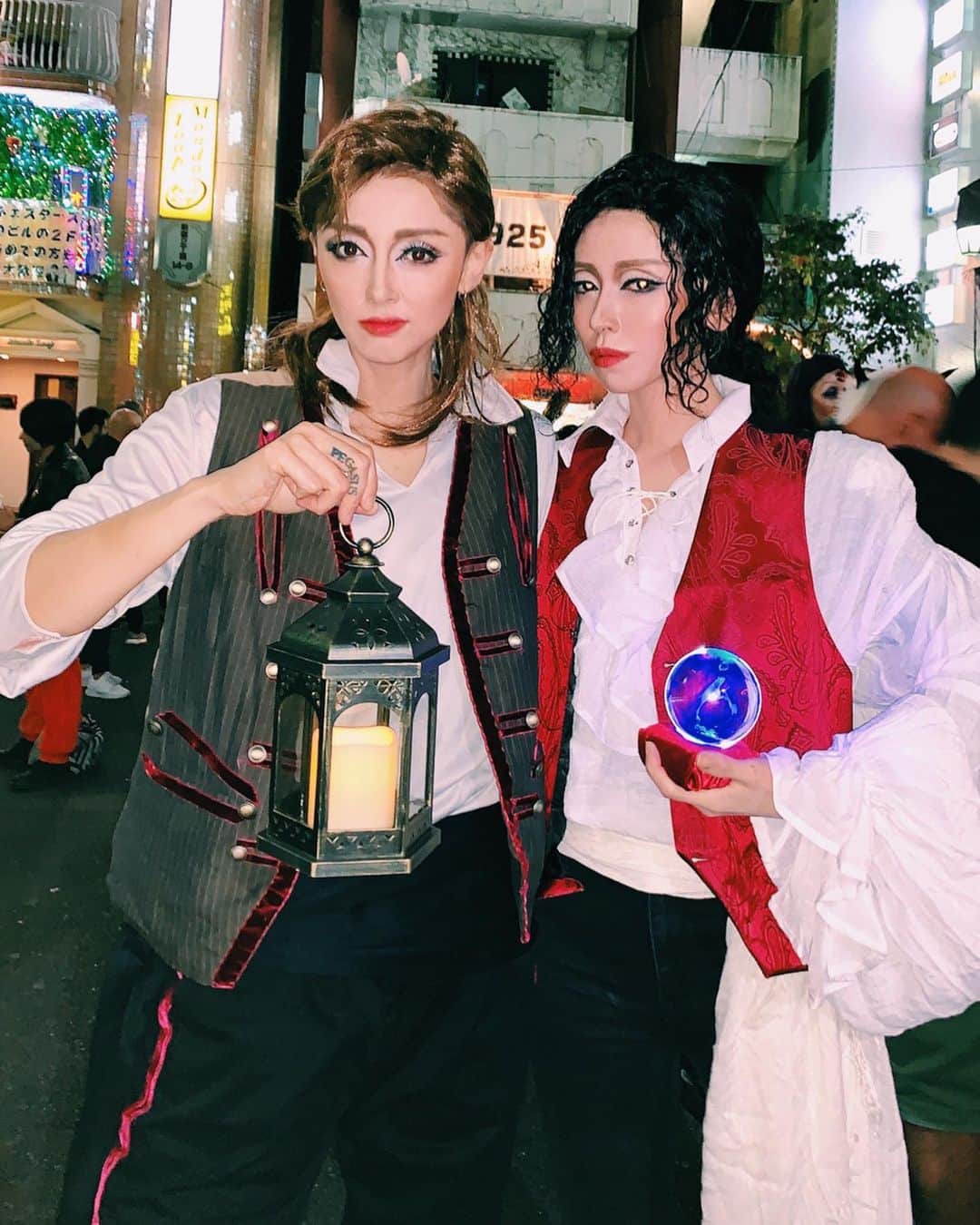 PELIのインスタグラム：「2019 @fancyhimtokyo #HALLOWEEN #DJ 今年も必死に頑張りました。 今回特に印象的な出来事は、アヤコが白いシャツを紅茶でキナリ色に染めていた事です。2回も。☕️ 私のメイクのポイントは美弥さんの輪郭に少しでも近づける為の限界値を超える顔釣りテープです。今回も一晩中頭痛に耐えました。 ・・・ HALLOWEEN 2019は 月組の瑠璃色の刻(るりいろのとき)という演目でした🔮 . 私は美弥るりかさんが演じるシモン(後にサン•ジェルマン伯爵 になったりする)を。アヤコは月城かなとさんが演じるジャックを今年も全力でやらせていただきました🌹 . 大変だったけど楽しかった〜❣️ 自分達の1年に1度、気合いを入れる楽しい日です。 . #月組 #瑠璃色の刻  #月城かなと #ジャック #美弥るりか #シモン #サンジェルマン伯爵  #みやれいこ  #宝塚　#takarazuka #fancyHIM #fancyHIMtokyo」