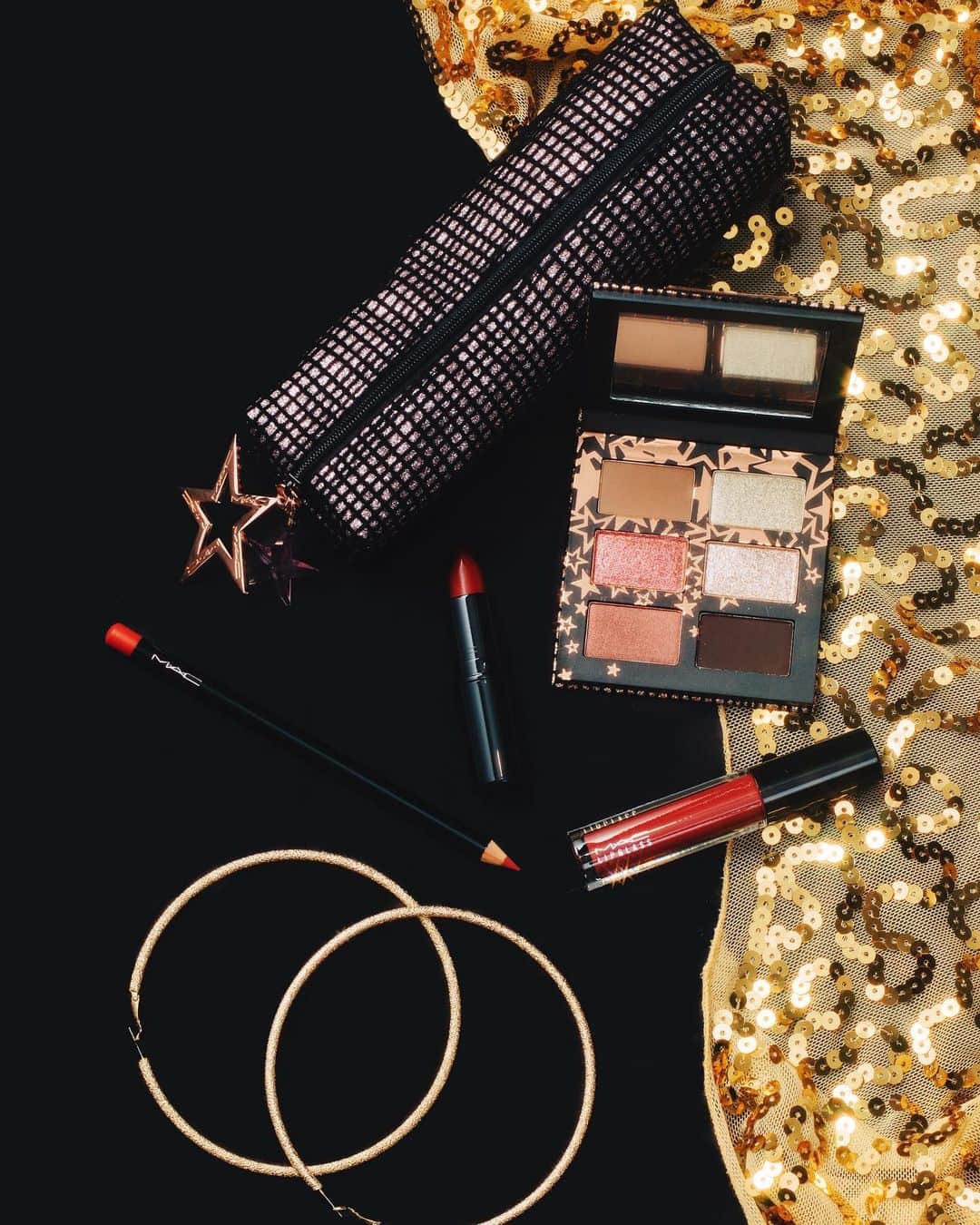 M∙A∙C Cosmetics Japanのインスタグラム：「ㅤ 煌めく目元を演出する6色アイシャドウパレットは、デイリーからパーティシーンまで幅広く活躍するアイテム✨ホリデーシーズンは、リップペンシル、リップスティック、リップグロスもプラスして、口元に彩りと華やかさを添えて。 ㅤ ㅤ Photo: @takaki_iwata Direction: @aiaizm ㅤ #MACクリスマスコフレ #MACHoliday ㅤ ㅤ ㅤ ㅤ ㅤ #MACクリスマスコフレ2019 #MACCosmeticsJapan #MACコスメ #MACCosmetics #コスメ #メイク #ホリデー #コフレ #クリスマスコフレ #クリスマスコフレ2019 #ホリデーシーズン #クリスマスプレゼント #アイシャドウ #赤リップ #アイメイク #ホリデーコフレ #ラメ #makeup #cosme #cosmetics #holiday #holidaymakeup #holidaycollection #holidays #holiday2019」
