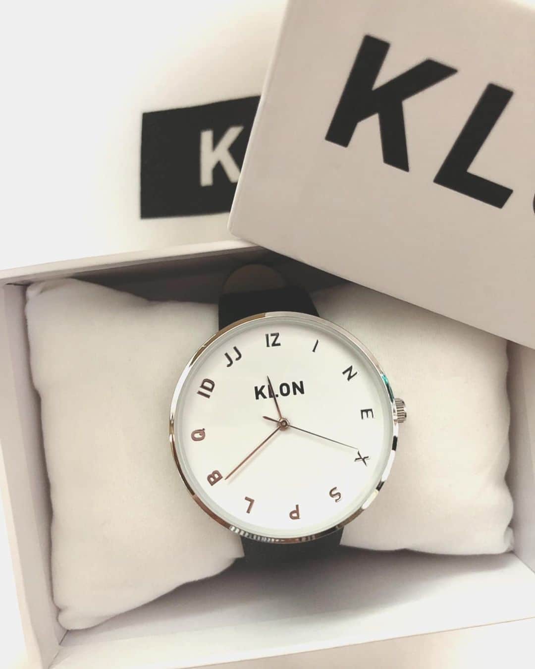 理絵さんのインスタグラム写真 - (理絵Instagram)「腕時計の文字盤をよく見てみるとアルファベットが数字のフリをしていて可愛いの  #klon #腕時計 #watches #시계 #orologio #パーカー」10月28日 12時42分 - ____rie____