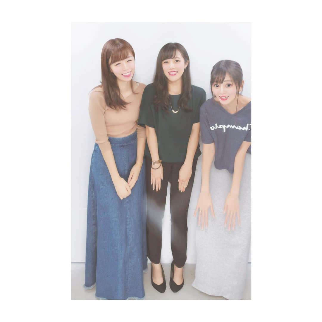 大崎みらいのインスタグラム：「、 先日大学のお友達とあそんだよ！ 、 最近のプリクラすごい ってここ8年くらい言い続けてる 気がする オバン発言 、 毎年すごい もはや別人すぎてわらうww みんな同じ顔になってない？笑 手とか見て のびちゃうの 脚長効果と小顔効果ありすぎて マチ針みたい！ 、 こやつらとは ほんとにずっと くだらない内容のラインしてるし ほんと最高笑 一生こうやって仲良く 年取ってくんだろうなって感じ笑 いつもありがとうね🥰 、 、 、 #friends #仲良し #ぱひゅーむ #プリクラ #プリント倶楽部 #脚長効果 #小顔効果 #加工ひどすぎる #おばさんです #ですけどなにか #今更投稿 #ですけどなにか #おりぽじゅんぽ  #ひのまるsmile」
