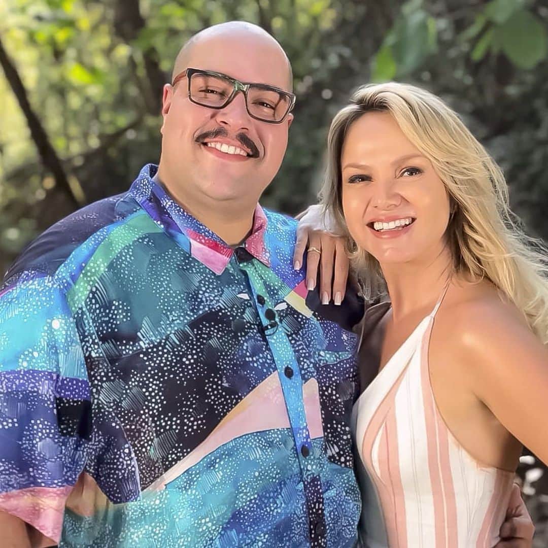 Eliana Michaelichin Bezerraのインスタグラム：「Que alegria comemorar mais um domingo com a sua companhia! Fico realizada e agradecida pelo carinho de vcs, a dedicação de minha maravilhosa equipe e a confiança dos convidados em abrirem seus corações e a intimidade pro meu programa. Obrigada amigo @tiagoabravanel! Sua avó é MARAVILHOSA!!! Mais sucesso!!! #programaeliana10anos #viceliderança #obrigadadeus #thankgod」