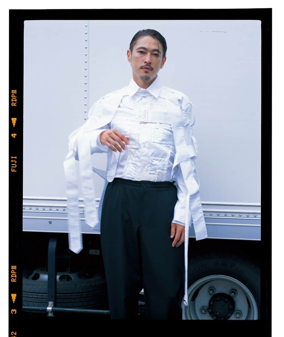 のインスタグラム：「俳優・窪塚洋介が新宿歌舞伎町を舞台に2019/20秋冬コレクションを着る。シャツを着た上から着用できる、シャツ地で作られたハーネスは、今シーズンのコム デ ギャルソン・シャツ。同じくコム デ ギャルソンのパンツと合わせてモノトーンに着こなす。  Photo: Chikashi Suzuki Styling: Michiko Kitamura Hair&Make-up: Takahiro Hashimoto  Model: Yosuke Kubozuka @yosuke_kubozuka  #GQJAPAN10月号 #窪塚洋介 #YosukeKubozuka #chikashisuzuki #commedesgarcons #コムデギャルソン @commedesgarcons」