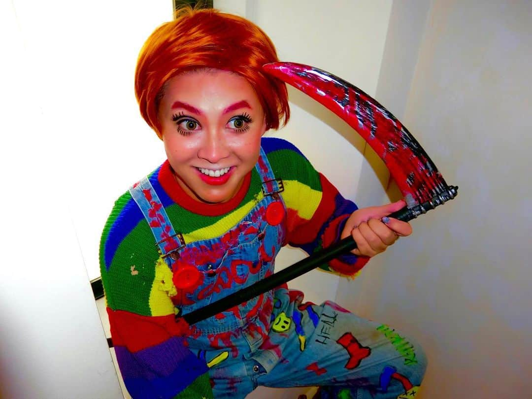 ぺえさんのインスタグラム写真 - (ぺえInstagram)「I'm Chucky🗡😈🌈 #今年のハロウィン#仮装 #チャッキー#Chucky #今までよく似てるって言われてきた #ずっとやってみたかった #チャッキーほど可愛くなれなかった #なんかデカいチャッキーになった #デブチャッキー#太り気味 #たくさん食べすぎたチャッキー #誰かこのチャッキーをもらってくれませんか #食費はかかりますが悪さはしません #イケメンを見ると喜びます #最後の写真はスタイリストとマネージャー #スタイリストはコウモリ #マネージャーは朝方の二丁目にいる仕事帰りのオネエ #レベルの高い再現性 #昨日は川崎ハロウィンのイベントでした#カワハロ #川崎ハロウィンは仮装のクオリティが高すぎた #健全に本気でハロウィンを楽しむ美しさを感じました #皆さんは何の仮装をするんですか」10月28日 12時51分 - peey