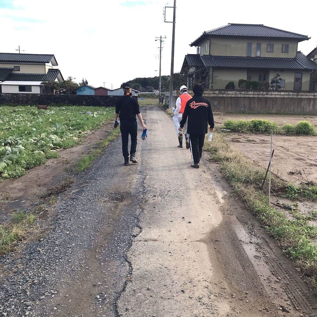 七海ひろきさんのインスタグラム写真 - (七海ひろきInstagram)「☆ 茨城県水戸市内原町出身の七海ひろきです。台風第19号で被災された方々、心よりお見舞い申し上げます。 . 台風による災害の映像を見た時、私にも何か出来る事はないかと思い、ボランティアに参加する為、茨城県水戸市に向かいました。 私が今回行った、那珂川の氾濫によりお家やお店が水に浸かってしまった地域では、一階部分は全て浸水して日常生活が困難な状態でした。大切な思い出の品が流されてしまった現状を目の当たりにし、胸が痛くなりました。 . この日は、ボランティアの依頼があったお宅の、畑に流れてきた物を回収する作業をお手伝いしてきたのですが、4人がかりでも大変で、もし、これを1人でやるとなったら心が折れそうになると思います。。。 . 被災地の現状は、続いていて、まだまだ人手が足りない地域もあります(特に平日) 少しでも、皆様のお力添えをお願いします。ボランティアの情報は、私のホームページのお知らせにまとめてあります。 そして、ボランティア以外でも、私に何か出来ることがないかスタッフ含め検討しているので、何か決まりましたらお知らせします。」10月28日 12時46分 - hirokinanami773