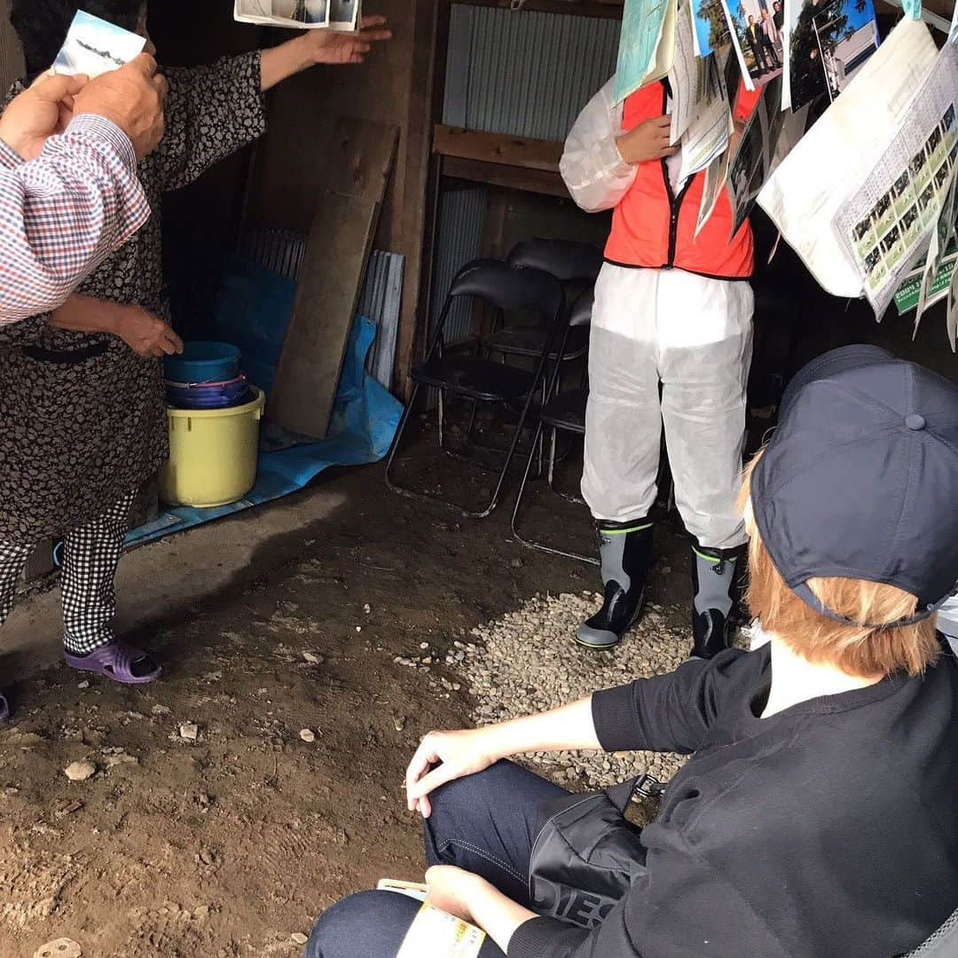 七海ひろきさんのインスタグラム写真 - (七海ひろきInstagram)「☆ 茨城県水戸市内原町出身の七海ひろきです。台風第19号で被災された方々、心よりお見舞い申し上げます。 . 台風による災害の映像を見た時、私にも何か出来る事はないかと思い、ボランティアに参加する為、茨城県水戸市に向かいました。 私が今回行った、那珂川の氾濫によりお家やお店が水に浸かってしまった地域では、一階部分は全て浸水して日常生活が困難な状態でした。大切な思い出の品が流されてしまった現状を目の当たりにし、胸が痛くなりました。 . この日は、ボランティアの依頼があったお宅の、畑に流れてきた物を回収する作業をお手伝いしてきたのですが、4人がかりでも大変で、もし、これを1人でやるとなったら心が折れそうになると思います。。。 . 被災地の現状は、続いていて、まだまだ人手が足りない地域もあります(特に平日) 少しでも、皆様のお力添えをお願いします。ボランティアの情報は、私のホームページのお知らせにまとめてあります。 そして、ボランティア以外でも、私に何か出来ることがないかスタッフ含め検討しているので、何か決まりましたらお知らせします。」10月28日 12時46分 - hirokinanami773