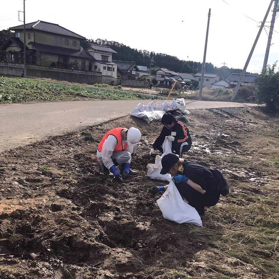 七海ひろきさんのインスタグラム写真 - (七海ひろきInstagram)「☆ 茨城県水戸市内原町出身の七海ひろきです。台風第19号で被災された方々、心よりお見舞い申し上げます。 . 台風による災害の映像を見た時、私にも何か出来る事はないかと思い、ボランティアに参加する為、茨城県水戸市に向かいました。 私が今回行った、那珂川の氾濫によりお家やお店が水に浸かってしまった地域では、一階部分は全て浸水して日常生活が困難な状態でした。大切な思い出の品が流されてしまった現状を目の当たりにし、胸が痛くなりました。 . この日は、ボランティアの依頼があったお宅の、畑に流れてきた物を回収する作業をお手伝いしてきたのですが、4人がかりでも大変で、もし、これを1人でやるとなったら心が折れそうになると思います。。。 . 被災地の現状は、続いていて、まだまだ人手が足りない地域もあります(特に平日) 少しでも、皆様のお力添えをお願いします。ボランティアの情報は、私のホームページのお知らせにまとめてあります。 そして、ボランティア以外でも、私に何か出来ることがないかスタッフ含め検討しているので、何か決まりましたらお知らせします。」10月28日 12時46分 - hirokinanami773