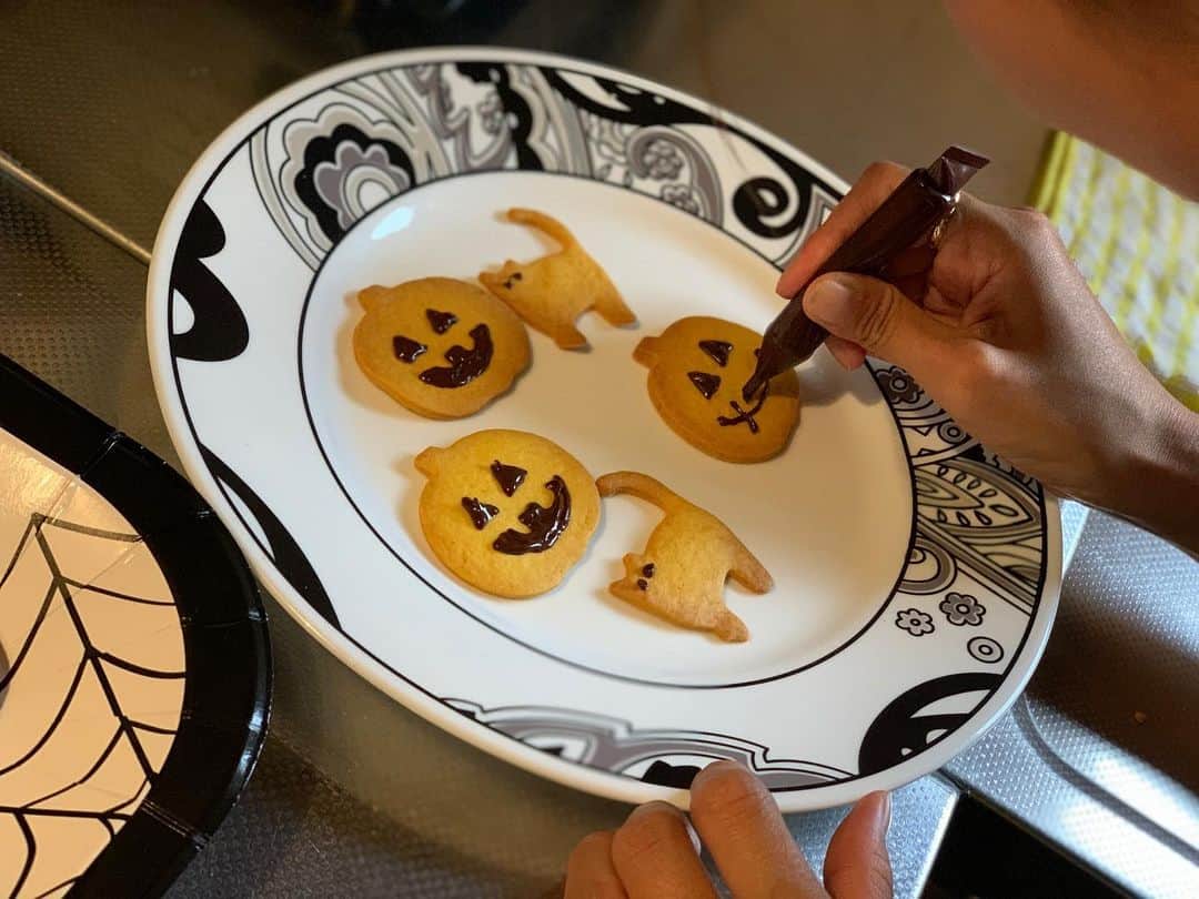 こままりえさんのインスタグラム写真 - (こままりえInstagram)「✴︎ Kids Halloween Party🎃💫 . お友達のおうちで キッズハロウィンパーティーでした🎉 ママたちの手作り料理に 子供たち大喜びでその笑顔を見るだけで 幸せな気持ちになりました✨✨ . 娘ちゃんは #クッキー作り を 少しだけ手伝ってくれました😊🍪💕 . #ハロウィン #Halloween #ハロウィンパーティー #ホームパーティー #パーティー #手作り #手作りごはん #手作り料理 #パーティー料理 #料理 #手作り料理 #手作りお菓子 #やっぱり手作り料理が一番だ #キャラ弁 #キャラごはん #ハロウィンメニュー #ハロウィンごはん #ハロウィン仕様 #ハロウィンコスプレ #ハロウィン仮装 #ハロウィン飾り #赤ちゃんのいる暮らし #子供のいる暮らし #子供のいる生活 #娘ちゃんの成長記録 #2歳6ヶ月 #2歳半 #弟くんの成長記録 #生後5ヶ月」10月28日 12時50分 - komamarie