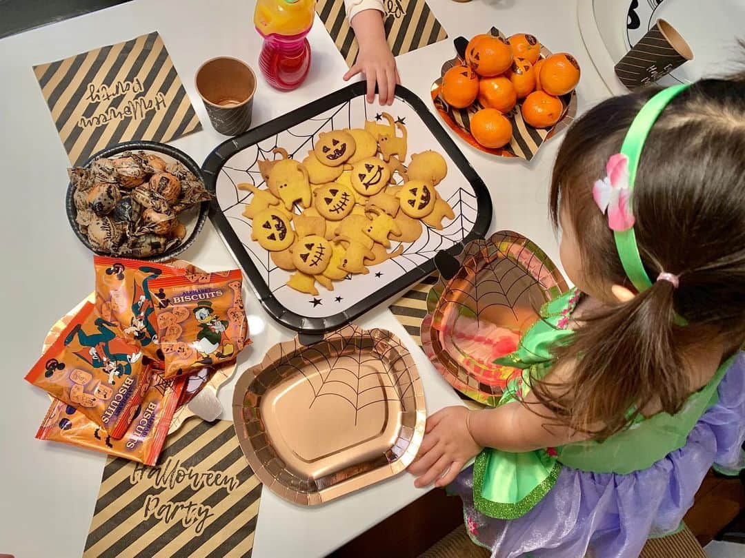 こままりえさんのインスタグラム写真 - (こままりえInstagram)「✴︎ Kids Halloween Party🎃💫 . お友達のおうちで キッズハロウィンパーティーでした🎉 ママたちの手作り料理に 子供たち大喜びでその笑顔を見るだけで 幸せな気持ちになりました✨✨ . 娘ちゃんは #クッキー作り を 少しだけ手伝ってくれました😊🍪💕 . #ハロウィン #Halloween #ハロウィンパーティー #ホームパーティー #パーティー #手作り #手作りごはん #手作り料理 #パーティー料理 #料理 #手作り料理 #手作りお菓子 #やっぱり手作り料理が一番だ #キャラ弁 #キャラごはん #ハロウィンメニュー #ハロウィンごはん #ハロウィン仕様 #ハロウィンコスプレ #ハロウィン仮装 #ハロウィン飾り #赤ちゃんのいる暮らし #子供のいる暮らし #子供のいる生活 #娘ちゃんの成長記録 #2歳6ヶ月 #2歳半 #弟くんの成長記録 #生後5ヶ月」10月28日 12時50分 - komamarie