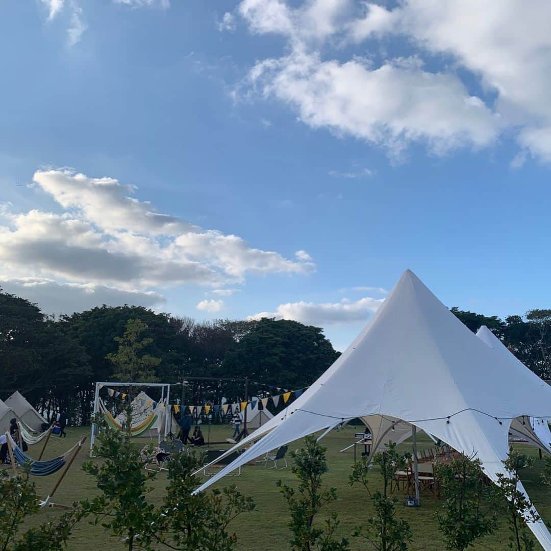 ノーマさんのインスタグラム写真 - (ノーマInstagram)「Sagan Beauty weekend 2019 【波戸岬編】 子ども時代からほんとうに来るのが楽しみだった、唐津の波戸岬。 @hadomisaki_camp × @timer_no_yado  波戸岬のキャンプ場でグランピングをしながらタイマーの宿のご主人さんのオーガニック創作料理を竜太窯の唐津焼の器で頂くという、今までにない真新しい過ごし方でした👁 環境と食事を通して自然のリズムを贅沢に感じ、細胞が喜んだ時間やったぁ。朝ヨガも気持ち良かったぁ。 （アメニティも唐津の植物パワーが炸裂したコスメばかり！） そしてサプライズで山口知事も登場っ。知事のサービス精神と明るさに会場の湧きが止まらぬ暖かな夜でした♡  #saganbeauty  #saga #karatsu #botanics #sagatocoデビュー #詳しくはストーリーへ  #サガンビューティー #コスメ県」10月28日 12時57分 - noma77777