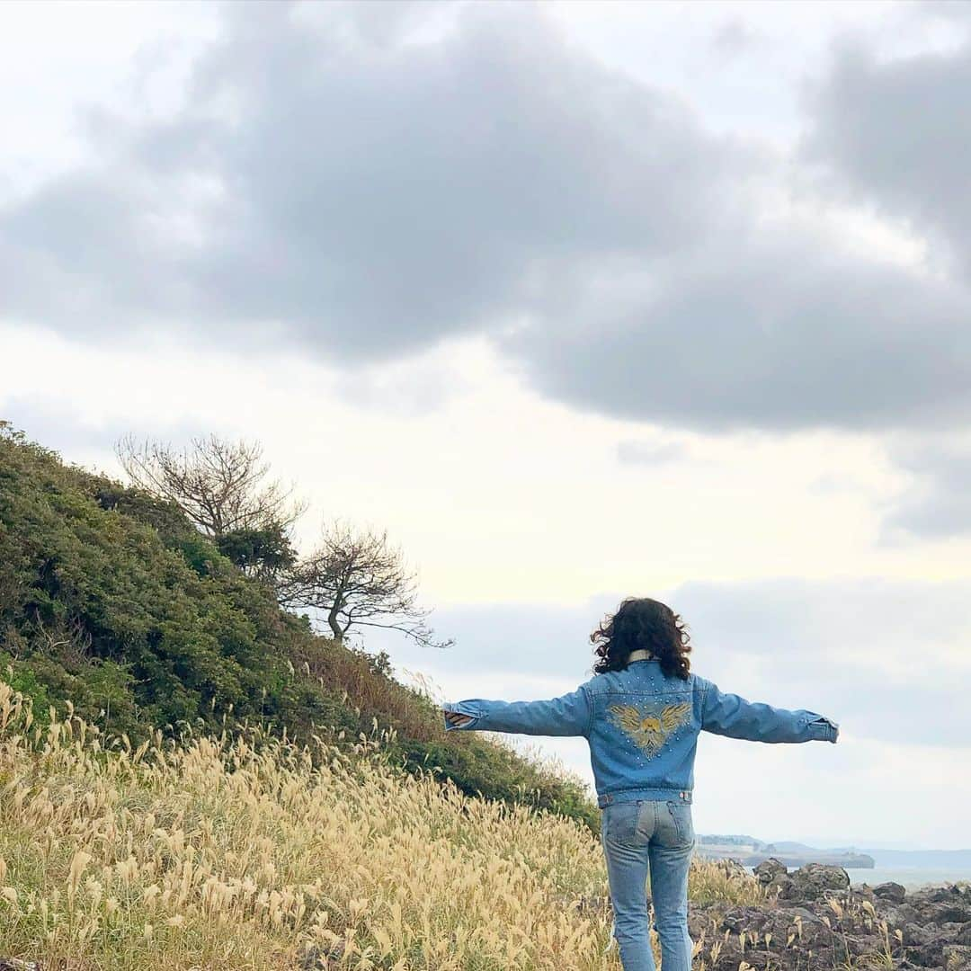 ノーマさんのインスタグラム写真 - (ノーマInstagram)「Sagan Beauty weekend 2019 【波戸岬編】 子ども時代からほんとうに来るのが楽しみだった、唐津の波戸岬。 @hadomisaki_camp × @timer_no_yado  波戸岬のキャンプ場でグランピングをしながらタイマーの宿のご主人さんのオーガニック創作料理を竜太窯の唐津焼の器で頂くという、今までにない真新しい過ごし方でした👁 環境と食事を通して自然のリズムを贅沢に感じ、細胞が喜んだ時間やったぁ。朝ヨガも気持ち良かったぁ。 （アメニティも唐津の植物パワーが炸裂したコスメばかり！） そしてサプライズで山口知事も登場っ。知事のサービス精神と明るさに会場の湧きが止まらぬ暖かな夜でした♡  #saganbeauty  #saga #karatsu #botanics #sagatocoデビュー #詳しくはストーリーへ  #サガンビューティー #コスメ県」10月28日 12時57分 - noma77777