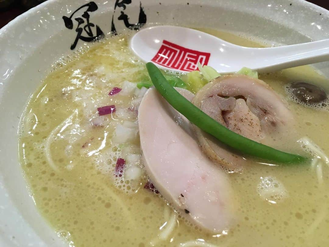 小川永子のインスタグラム：「濃厚すぎる、とろっとろの鶏白湯スープに舌鼓🍜✨ #がんばろう千葉 #濃厚鶏白湯  #ラーメン女子 #二種のチャーシューが嬉しい #恵比寿にて  #アナウンサー #黄金色のスープ #やめられない #麺スタグラム  #写真 #ラーメン #ramen」