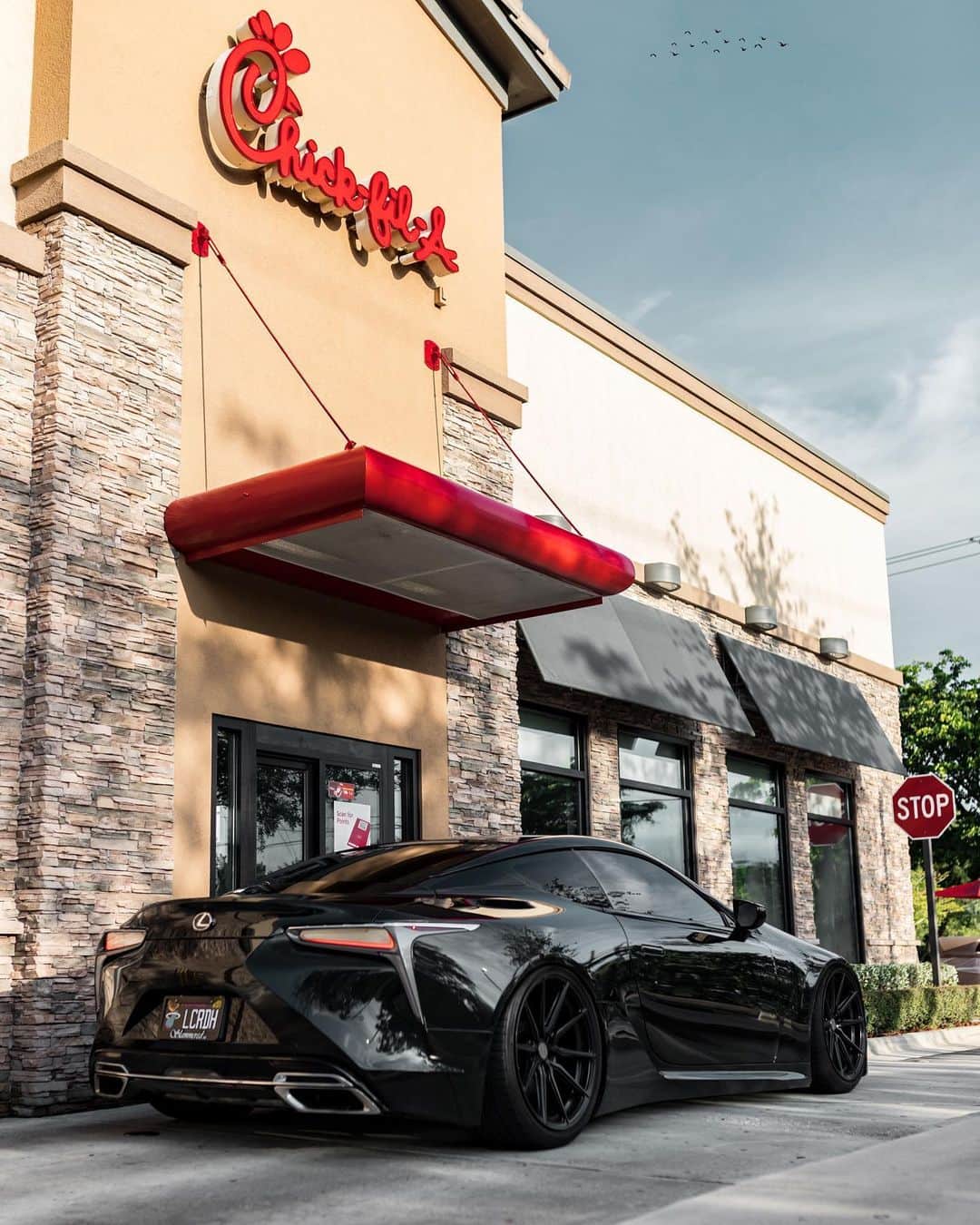 CARLiFESTYLEさんのインスタグラム写真 - (CARLiFESTYLEInstagram)「Who did it better? 🍔🥤LC500 or GT-R? Photo @kfletchphotography #carlifestyle @lcrd500 @diego_vossen」10月28日 13時01分 - carlifestyle