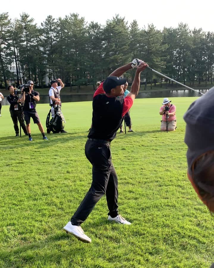 筒井萌子のインスタグラム：「* タイガーウッズ🐅優勝🏆凄い‼️ 昨日は、 ボーっとしてたら目の前にタイガー🐯のボールが ボテっと落ちてきてその瞬間後ろから物凄い数の お客さんが駆け寄ってきた😆 こんなに目の前で見れるなんて感動🥺💕 これインテンショナルスライス打法っていうらしいです😆💦 私はてっきり目の前にお客さんがいっぱいいるもんだから パフォーマンスとしてやってくれたのかと思ったよ🤣 貴重な体験が出来て幸せでした◡̈⋆ ・ #ゾゾチャン #zozoチャンピオンシップ #タイガーウッズ ・ #筒井萌子 #女優 #actress #モデル #model #岡山  #shooting #instagood #instalike #converse #撮影 #followme #instalike #ゴルフ #ゴルフ女子 #ゴルフコーデ #골프 #좋아요반사 #좋아요그램 #좋아요환영 #데일리그램 #패션 #오오티디 #카페」