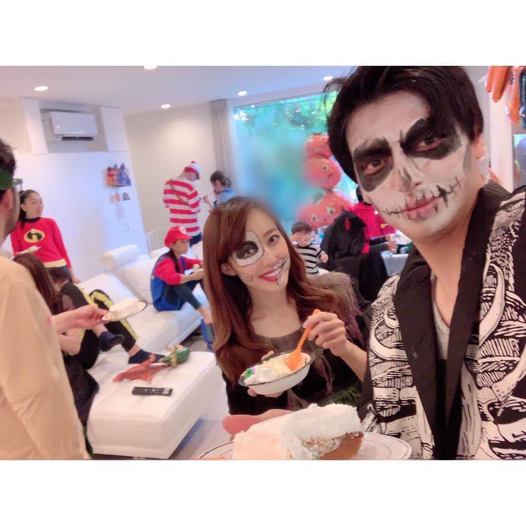 のインスタグラム：「お家でのハロウィンパーティーは最大で35人集まったんだ〜😊 子どもたちが多くてちょ〜賑やか🎉  #ハロウィンパーティー #ケーキ」
