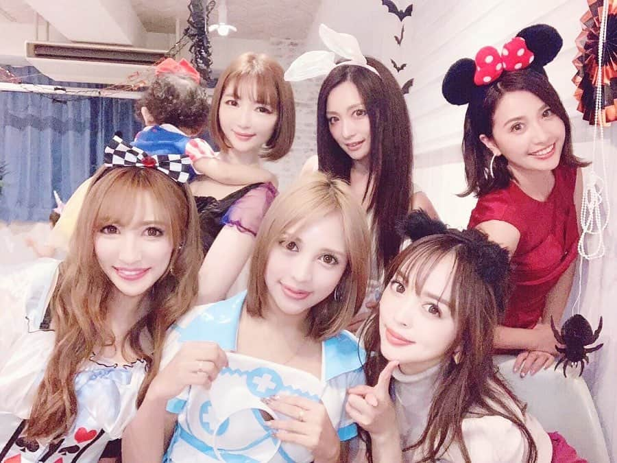 寿リリカさんのインスタグラム写真 - (寿リリカInstagram)「♡ 親子Halloween🎃👻🎀集合〜📸💕💕 ♡ 娘とアリスに変身したよ🎀 ♡ ちびっこプリンセスたちも美人ママたちもみんな可愛くて癒されたぁ💓💗 ♡ さよちゃんのイケメン息子くんがうちの娘の手をつないでくれて優しくリードしてくれる姿にキュンキュンしちゃった😍💓 ♡ #親子ハロウィン #アリスコスプレ #ハロウィンパーティー #バースデーパーティー #ハピスペパーティー#halloweenparty #birthdayparty #birthdaycake #birthdaysurprise」10月28日 13時24分 - ririkakotobuki