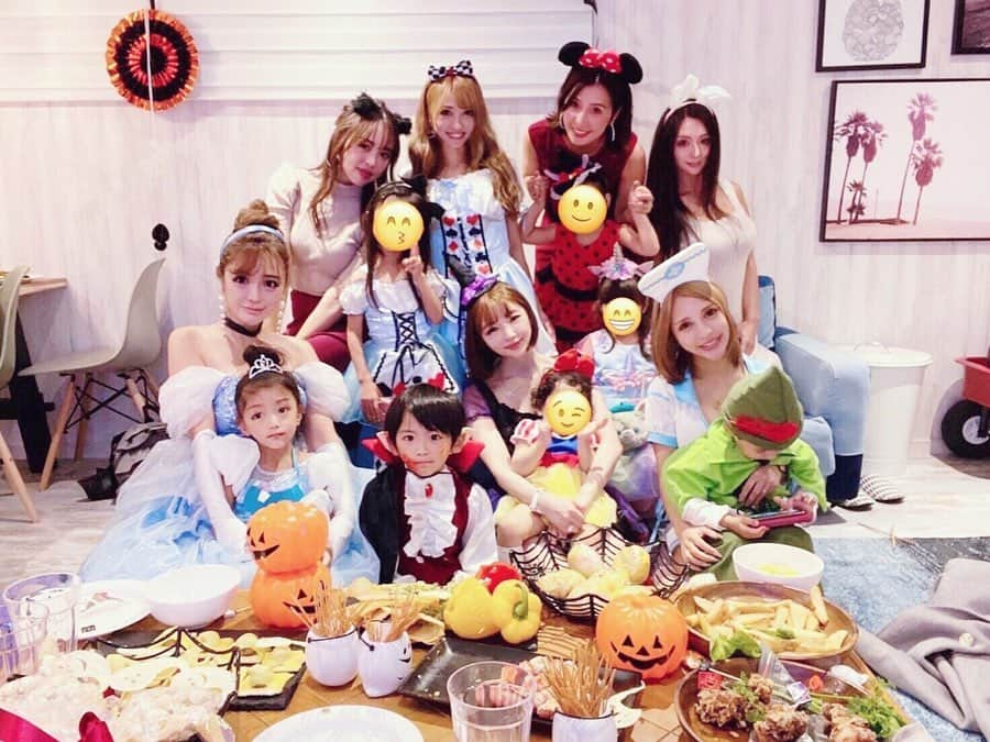 寿リリカさんのインスタグラム写真 - (寿リリカInstagram)「♡ 親子Halloween🎃👻🎀集合〜📸💕💕 ♡ 娘とアリスに変身したよ🎀 ♡ ちびっこプリンセスたちも美人ママたちもみんな可愛くて癒されたぁ💓💗 ♡ さよちゃんのイケメン息子くんがうちの娘の手をつないでくれて優しくリードしてくれる姿にキュンキュンしちゃった😍💓 ♡ #親子ハロウィン #アリスコスプレ #ハロウィンパーティー #バースデーパーティー #ハピスペパーティー#halloweenparty #birthdayparty #birthdaycake #birthdaysurprise」10月28日 13時24分 - ririkakotobuki