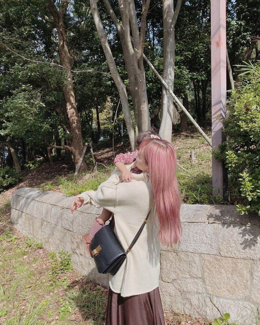 目見田早弥子のインスタグラム：「| 🍑 今日はポカポカですね。 気付いてくださる方もいらっしゃいますが またpinkチャージして 今回は気分転換に前髪を作ってみました。 前髪があるとよりpink感が出て気分があがります💞 ふわふわ白ニットにpinkが映えてよりカワイイ◯ #selectmoca @selectmoca」