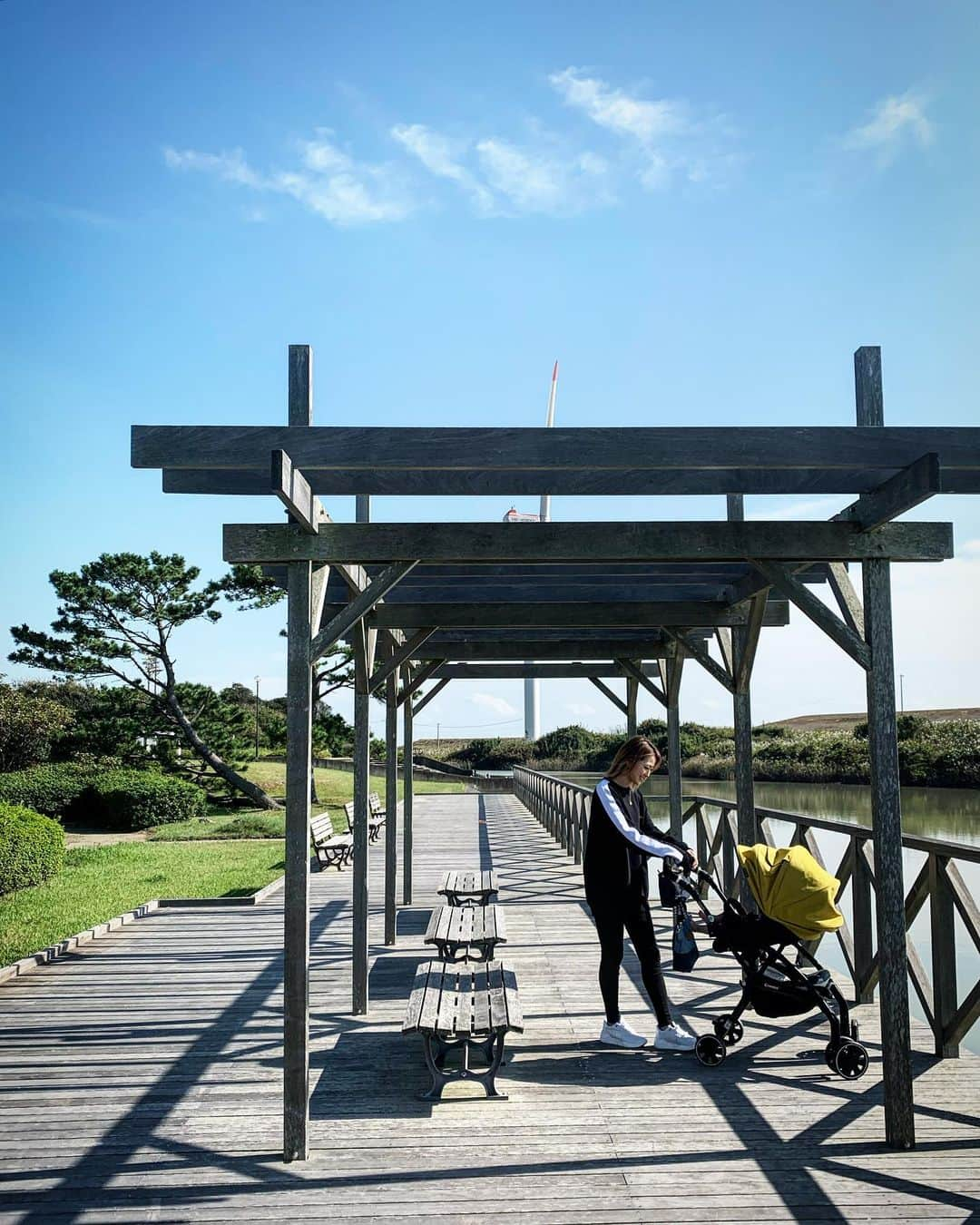 疋田星奈さんのインスタグラム写真 - (疋田星奈Instagram)「お散歩🍁 お天気とっても良い日～👣 気持ち良かった♡ 逆に暑いくらい‪だったww . ベビーカーはcombiのattoっていうシリーズにしました🍀 座面が高くて👶🏻を乗せたり下ろしたりが楽ちん♡ 身長高い私にはぴったりで笑 タイヤも大きめなのとダブルとシングル組み合わさってるから小回りききやすい✨ 色んなメーカーみたけど見た目のオシャレさも色も機能も良くてコレ！ってなりました🤙🤙 これから購入される方の少しでも参考に♡ . #お散歩 #お散歩コーデ #ブラックコーデ  #4ヶ月ベビー #diesel #atranticstars #fendi  #combi」10月28日 13時38分 - seina.91