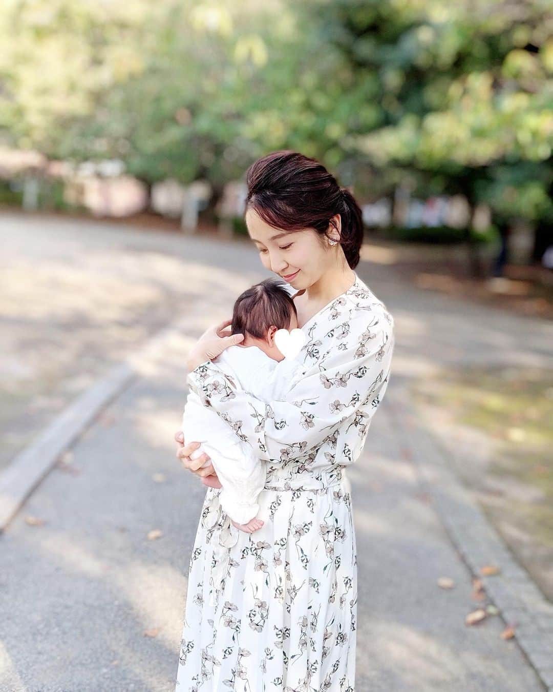 小野恵美のインスタグラム：「🌿🌱🌿🌱 抱っこするとき、 頭をクンクンしちゃう😌 愛おしい♡いいにおい♡  母娘でホワイトコーデです🕊  先日1ヶ月健診を終えて、体重も身長もしっかり成長していました✨  健康で益々ぷくぷくしてきています☺️ 母としては初めての1ヶ月の頑張りを認められたようで嬉しかったな。  引き続き、夜中の授乳や、何故か夜の1時頃から元気で寝てくれない時があるけど、家族みんなで頑張ります！ …平日ハードに仕事してる主人の睡眠不足の方が心配…😂笑  #お出かけ #赤ちゃん #baby #1ヶ月  #生後1ヶ月 #ママ #女の子ママ #子育て #育児」