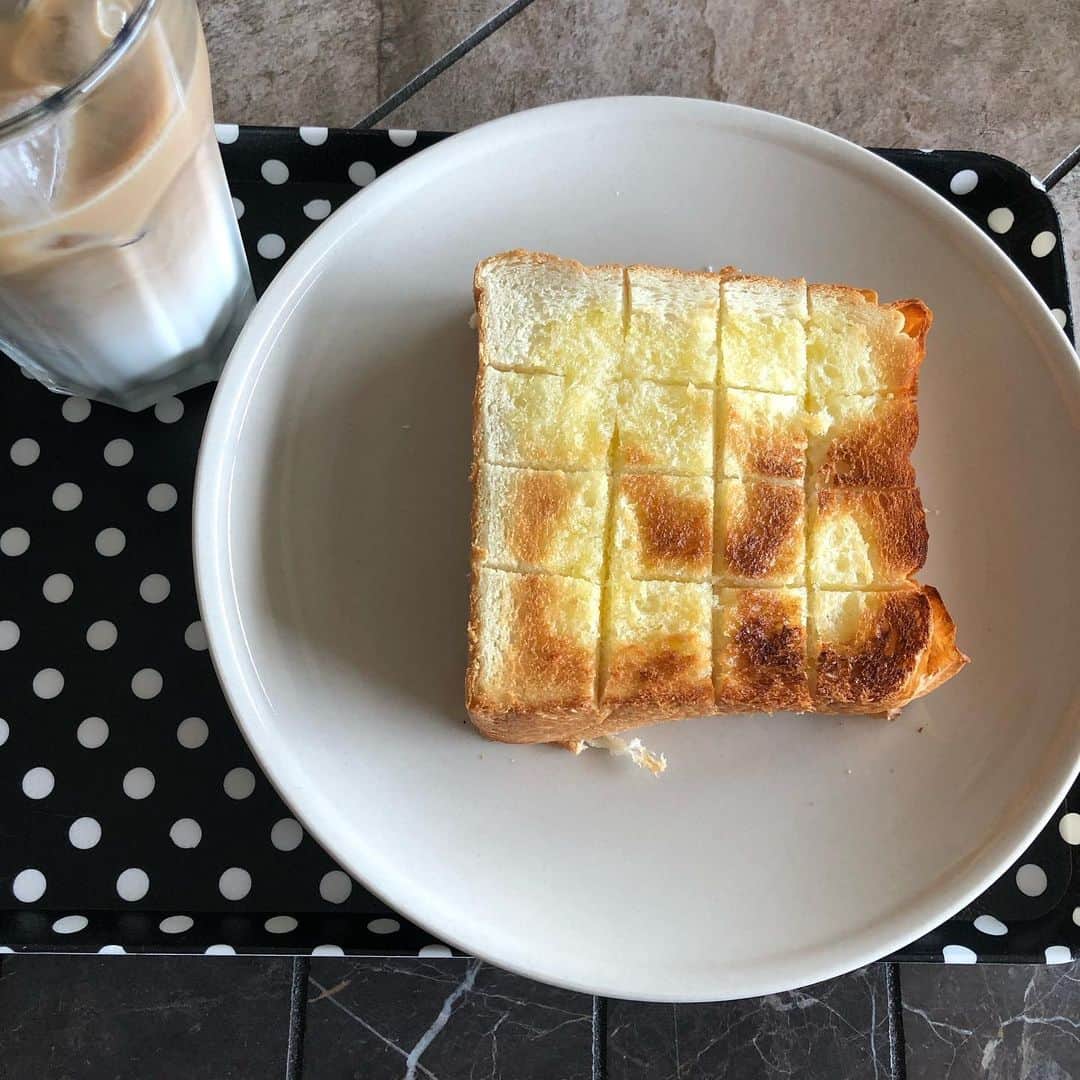 千秋さんのインスタグラム写真 - (千秋Instagram)「週末の #mychef🍳  初めて作ったベーコンとキャベツのペペロンチーノ🥓🥬🌶自分でも最高の出来だったらしくヘビロテで作りたい、と。 美味しい食パン一斤、わたしが竹山くんに聞いた「厚めに切ってさいの目に切り込み入れてバター溶かしてトーストするだけで喫茶店のパンみたいになるからやってみて」を早速実践しました、そりゃ知ってたけどやってなかった。やっぱり美味しい🍞 自ら白菜丸ごと買ってきたけど全然減らないからと白菜消費料理ですって。豚肉と白菜を中華風に炒めたようですが、味が濃過ぎて「くそー、失敗した、何でだろう」と 食後もアレコレ研究していました。探究心が上達に繋がるのですね。美味しかったのに。あと白菜とベーコンのスープも。春菊とツナのサラダは先日、安田美沙子ちゃんに教えてもらったやつ、わたしが作りました、もう3回目🥗  #mychef🍳 #記録 #褒めるとまた作ってくれる」10月28日 13時51分 - chiaki77777
