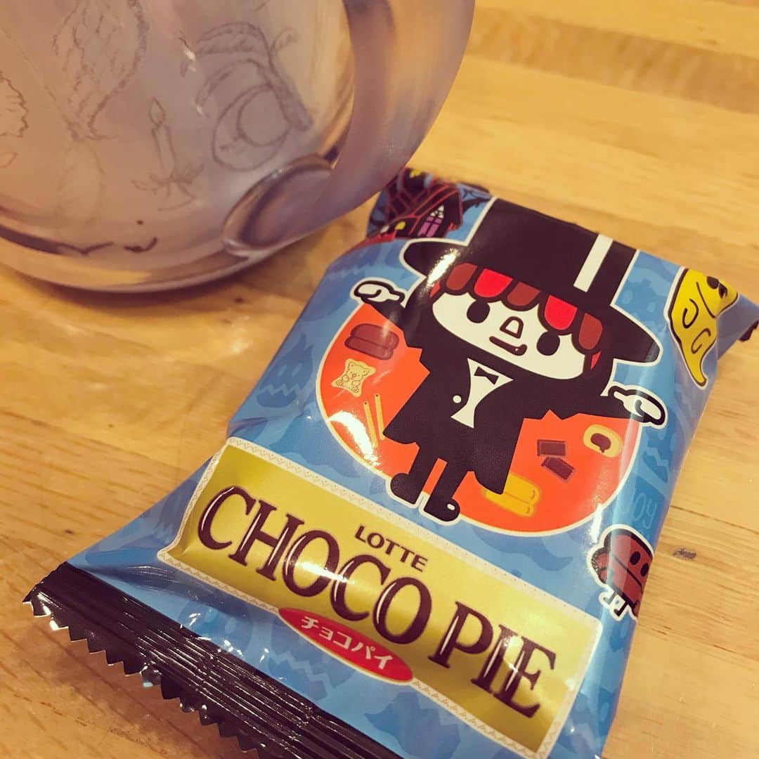 新居昭乃のインスタグラム：「はまたけしさんがスタジオに持参されたチョコパイ。 奪った(￣∇￣)」