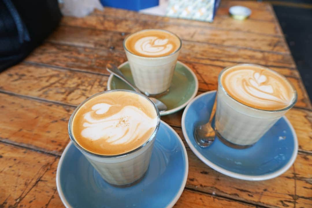 ニコラのインスタグラム：「Melbourneのカフェラテいつもグラスに入ってたのが印象的だった👀cute😍」