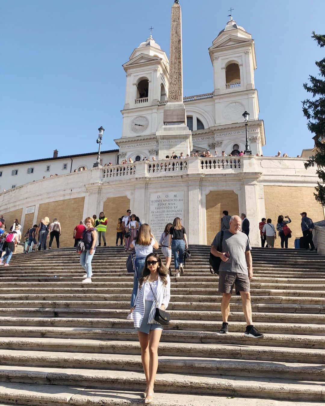 椿彩加のインスタグラム：「. スペイン広場🇪🇸 . この階段前まで座ってもよかった らしいんだけどダメになったぽくて 写真撮るときだけならいいでしょうと 思って座った瞬間、黄色の人達に ピーピー笛吹かれた。 . 3秒くらいならよくない！？w . そして大好きなFENDIが激安すぎた、、、 GUCCIも鬼安。参った。 . #italy #italia #roma #spain #travel #trip #イタリア #スペイン広場 #ローマ #イタリアのブランド #激安 #鬼安 #fendi #gucci #prada #feragamo #などなど #海外では #通用しない #3秒ルール」