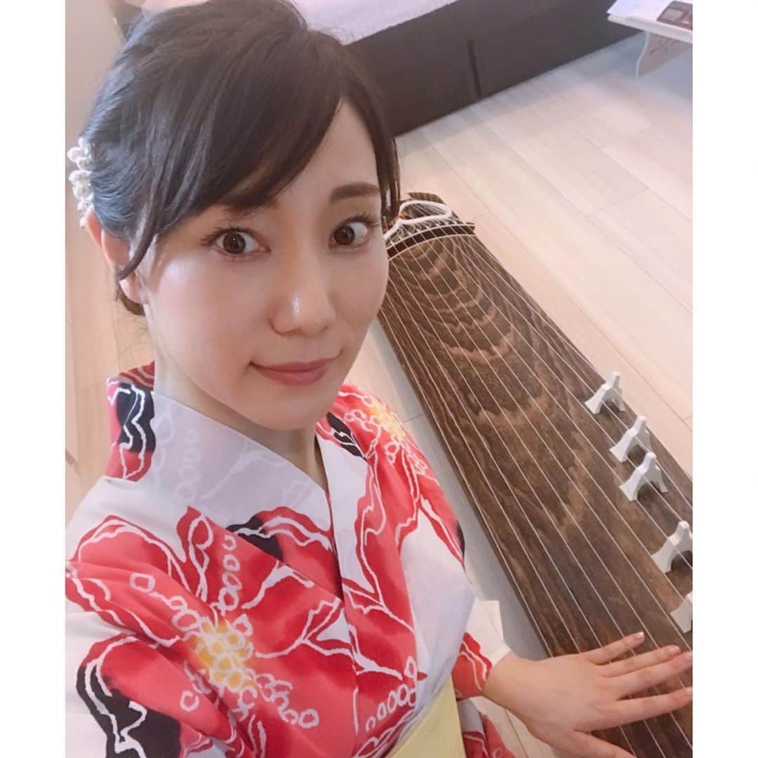 元井美貴さんのインスタグラム写真 - (元井美貴Instagram)「今年から突然お箏(琴)を習い始めました👘よく多趣味だと言われるのですが、興味を持ったらとりあえず始めてみるタイプなもので。いつかどこで披露できるように練習します〜　#琴 #箏 #koto #和文化 #和楽器 #初心者 #和装 #yukata」10月28日 14時04分 - mikimotoi