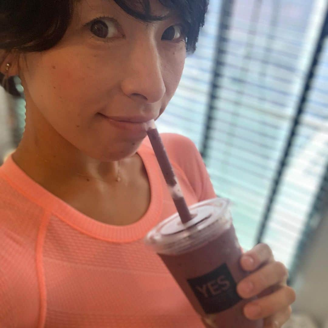 FitnessPlanner 星野由香さんのインスタグラム写真 - (FitnessPlanner 星野由香Instagram)「@yestokyo で活動させていただいて セッションが忙しい合間は、プロテインスムージーを飲んでます✨  その日の栄養状態で決めてますが、アサイー好きなのでEmilyというこちらのスムージーを選ぶことも多いです。 お腹が大きくなりだすときには、タンパク質も必要なのでプロテイン追加してました✌️✨ 臨月になってからは後すこし体重を増やしたいので頑張ってランチに出て食べるようにしてます😂 現在はプラス8kg 最後の追い込みで子宮が大きくなるところでの肉割れを防ぐべく、クリームも塗りたくり！ 栄養バランス補給に活用✨  YES TOKYOでは、スタッフの皆さん丁寧にジュースの相談も乗ってくださりますので、お客様もトレーニングの前後に利用してくださってるそうで何よりです✨  #36週突入  #yestokyo #プロテインスムージー #星野のおやつ #栄養補給」10月28日 14時08分 - yuka.hoshino222