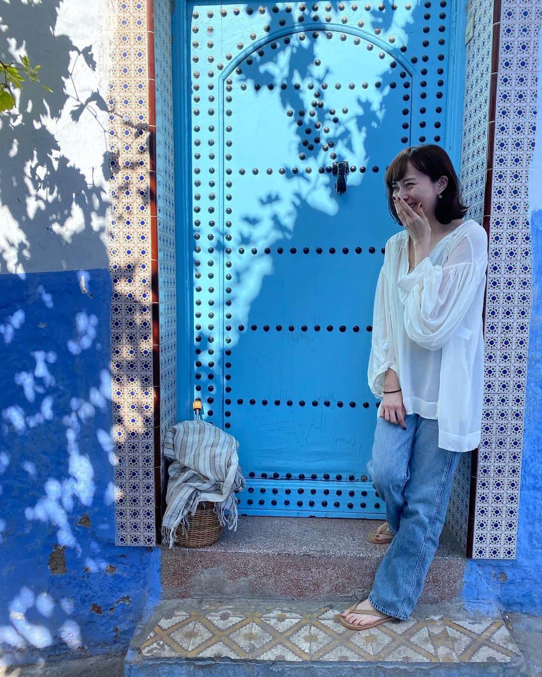 比嘉愛未さんのインスタグラム写真 - (比嘉愛未Instagram)「モロッコへ移動してシャウエンへ🇲🇦 青いお家、絨毯、タイル。 目に映るものすべてが色鮮やかで神秘的な街でした。 #Morocco #Chefchaouen」10月28日 14時12分 - higa_manami