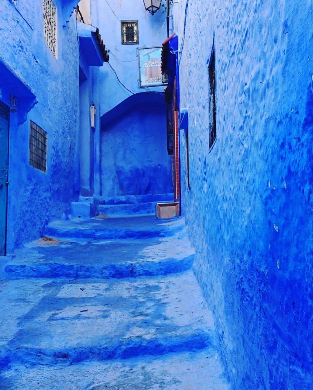 比嘉愛未さんのインスタグラム写真 - (比嘉愛未Instagram)「モロッコへ移動してシャウエンへ🇲🇦 青いお家、絨毯、タイル。 目に映るものすべてが色鮮やかで神秘的な街でした。 #Morocco #Chefchaouen」10月28日 14時12分 - higa_manami