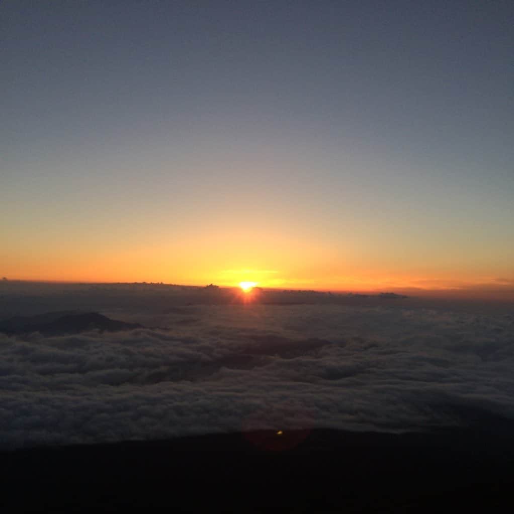 新井愛瞳のインスタグラム：「＊ ＊ 更新が滞っていたので… とはいえ写真もあまりなかったので、以前富士山で観た日の出の写真を。 雲の上から観る日の出。」