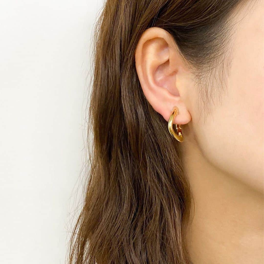 エテさんのインスタグラム写真 - (エテInstagram)「《Pick Up》﻿﻿ - Hug Earring﻿ ﻿ 本日は、"ハグ イヤリング"をご紹介。﻿ ﻿ 写真のイヤリングとイヤカフ。﻿ 別の商品のようですが、実はどちらも同じもの。﻿ ﻿ 着ける場所を変えるだけで、﻿ イヤリングにもイヤカフにもアレンジできる、﻿ 便利なアイテムなんです。﻿ ﻿ また、"ハグ イヤリング"の名の通り、﻿ "抱きしめるように(＝Hug)" 挟むだけで、﻿ 落ちにくく、痛くなりにくいやさしい着け心地も特徴。﻿ ﻿ イヤリングでは珍しい、﻿ ボリューム感のあるシルエットも魅力です。﻿ ﻿ 新感覚の着け心地、ぜひ店頭にてお試しください。﻿ ﻿ #ete #エテ #PickUp﻿﻿﻿ #Earring #HugEarring」10月28日 14時21分 - ete_official