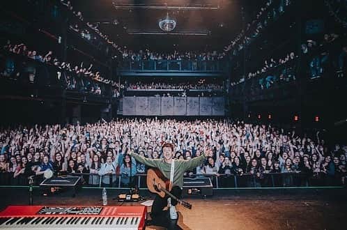 ワーナーミュージック・ジャパン洋楽さんのインスタグラム写真 - (ワーナーミュージック・ジャパン洋楽Instagram)「【Alec Benjamin】 先日アレック・ベンジャミンがニューヨークのコンサート会場Terminal５でライブを行いました❣️ ✨ 大勢の観客に見守られた中、天使のような歌声を披露するアレック😇 ✨ 彼は今回のライブに関してこう言いました： ✨ 「昨晩は人生の中で一番いい夜だった。数年前まではこの会場の路上で歌っていて、「いつかこの会場の中で自分の単独ライブをしたい」という夢を持っていたんだ。本当にその夢を叶えてくれてありがとう！しかも完売なんて！みんな大好きだよ！」🖤 #AlecBenjamin #アレックベンジャミン #newyork #ニューヨーク #Terminal5 #ライブ #コンサート #シンガーソングライター」10月28日 14時21分 - warnermusicjp_intl