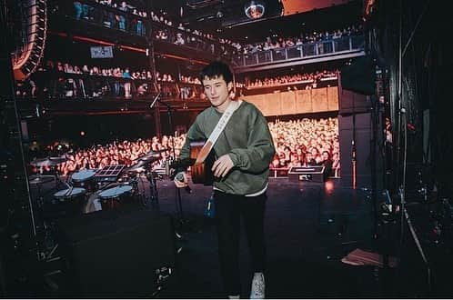 ワーナーミュージック・ジャパン洋楽さんのインスタグラム写真 - (ワーナーミュージック・ジャパン洋楽Instagram)「【Alec Benjamin】 先日アレック・ベンジャミンがニューヨークのコンサート会場Terminal５でライブを行いました❣️ ✨ 大勢の観客に見守られた中、天使のような歌声を披露するアレック😇 ✨ 彼は今回のライブに関してこう言いました： ✨ 「昨晩は人生の中で一番いい夜だった。数年前まではこの会場の路上で歌っていて、「いつかこの会場の中で自分の単独ライブをしたい」という夢を持っていたんだ。本当にその夢を叶えてくれてありがとう！しかも完売なんて！みんな大好きだよ！」🖤 #AlecBenjamin #アレックベンジャミン #newyork #ニューヨーク #Terminal5 #ライブ #コンサート #シンガーソングライター」10月28日 14時21分 - warnermusicjp_intl