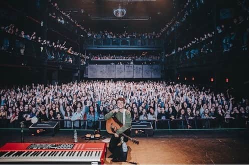 のインスタグラム：「【Alec Benjamin】 先日アレック・ベンジャミンがニューヨークのコンサート会場Terminal５でライブを行いました❣️ ✨ 大勢の観客に見守られた中、天使のような歌声を披露するアレック😇 ✨ 彼は今回のライブに関してこう言いました： ✨ 「昨晩は人生の中で一番いい夜だった。数年前まではこの会場の路上で歌っていて、「いつかこの会場の中で自分の単独ライブをしたい」という夢を持っていたんだ。本当にその夢を叶えてくれてありがとう！しかも完売なんて！みんな大好きだよ！」🖤 #AlecBenjamin #アレックベンジャミン #newyork #ニューヨーク #Terminal5 #ライブ #コンサート #シンガーソングライター」