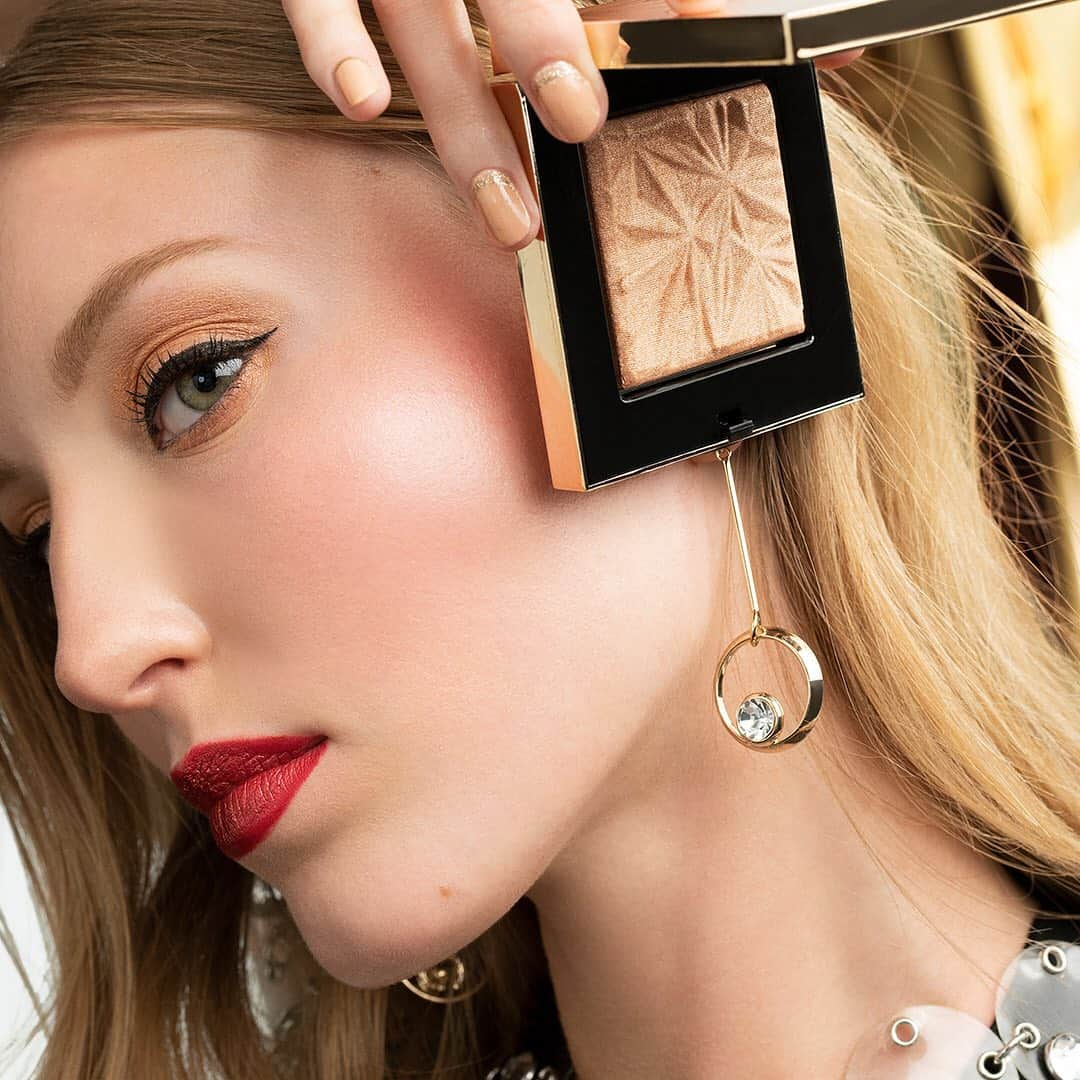 ボビイ・ブラウンさんのインスタグラム写真 - (ボビイ・ブラウンInstagram)「＼BOBBI BROWN HOLIDAY 2019 WAVE 1／ 美しい夕焼けからインスパイアされた #ハイライティングパウダー 肌に温かみを与えるゴールドのハイライティング パウダーに光り輝くつやめきを与えるパールを贅沢にちりばめました！  New Holiday Collection 《 #リュクスイルミネイティングパウダー 》 ✔2019年10月18日（金）限定発売  photo by @bb_jp_shoohey  #LuxeIlluminatingPowder #Holiday #ホリディ﻿ #bobbibrown﻿ #ボビイブラウン #コスメ  #限定コスメ #ツヤ肌 #ツヤメイク #ハイライト #パウダー #チーク #ベースメイク #冬コスメ #cosmetics #skincare #basemake #glowmakeup #highlightingpowder #blush」10月28日 14時21分 - bobbibrownjapan