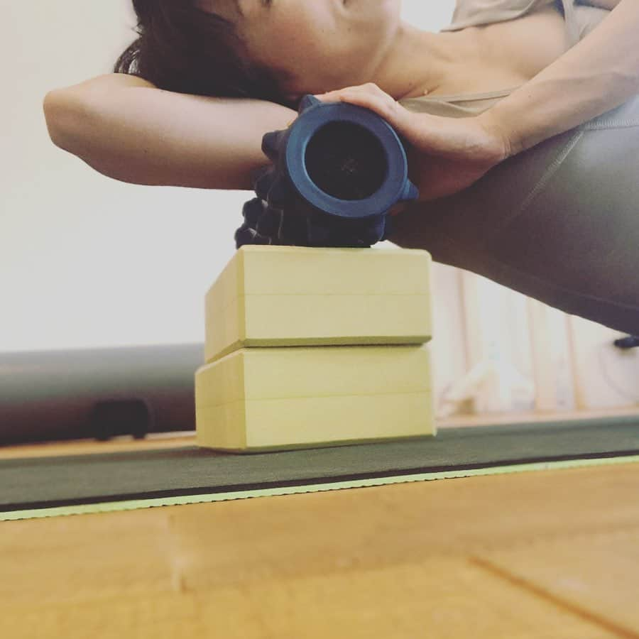 FitnessPlanner 星野由香さんのインスタグラム写真 - (FitnessPlanner 星野由香Instagram)「< 二の腕からバストライン、背中の脇ラインを細くするために！> お腹が目立ちすぎるのでモノクロで😂笑 脇の下から下着のサイドにかけてのほぐしを行いましょう✨ 初心者の方は壁にローラーを当てて。 ↓ 椅子やローテーブルにのせて行う ----------------- ↑ここまでは美的に掲載されてます😊🙏✨ ↓ ↓ ↓ もっとできるようになったら！！！ 写真のように高さを用いて(椅子の上、もしくはヨガブロックを重ねるなどして) ローラーよりも肘の位置が下になるようにしてほぐしましょう✨  両手を🙌バンザイと挙げた時に脇周りを触ってみてください。 もしも、ボコっと膨らみがあってそれがカタい場合はもう！要注意⚠︎です。  筋肉は力を入れた時にだけかたくなり、普段はふわふわと柔らかくあってほしいもの。  もし力を入れていないのにかたい部分があれば、その部分に当ててほぐしてみてくださいね。  マットに横になって行うのは全身運動にもなり、体重がしっかりかかりますが初心者🔰の方やこれからボディメイクをされる方などは上記のやり方で行ってくださいね✨  #ランブルローラー  #二の腕ダイエット  #筋膜 #関節可動域制限  #胸部背部連結部分 #星トレ」10月28日 14時23分 - yuka.hoshino222