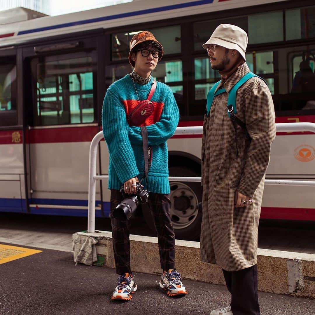 HYPEBEAST Japanさんのインスタグラム写真 - (HYPEBEAST JapanInstagram)「@hypebeaststyle : Streetstyle : Rakuten Fashion Week TOKYO Spring/Summer 2020。テーラードスタイルを軸に飛び道具的に用いられた小物使いは東京のストリートファッションならでは。詳細は #linkinbio から⁠⠀ Photo: Matthew Sperzel/HYPEBEAST」10月28日 14時24分 - hypebeastjp