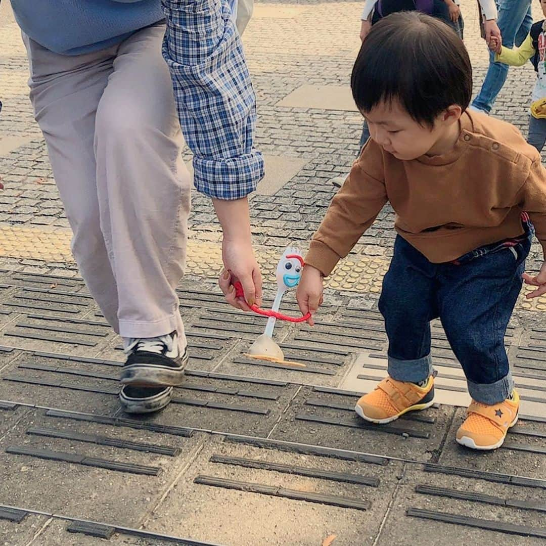 あやなんさんのインスタグラム写真 - (あやなんInstagram)「イタリア1日目の朝！！(現在朝6時) 時差が結構あるからリズムを合わすのが難しい、、！！🤭今日は1日ローマ観光します💓気温は日本と同じか少し寒いくらいで過ごしやすいです♫ 現地の人たちはとてもとても優しくて明るくてタクシーからホテルマンから出会う人出会う人がすごく愉快なイメージw🤣  あと当たり前だけど言葉が通じないのがやはり不安で私は昔から海外旅行より国内旅行派なのでうーくんに聞き取りは全部お任せてしてます🥰 (頭が割と良いのでそういうときめっちゃ頼れるww)  私は常に不安でうーくんいないと無理って感じです🤣💓 しかも今回飛行機やホテルを私が予約したんだけど、ローマに予約したはずのホテルが間違えて、フランスパリの店舗に予約しててまじごめんなさいの嵐でした。笑  うーくんは「おもろいからいいよ」って許してくれたけどキャンセル料がちょっとかかっちゃったー😭😭 本当にアホすぎてびっくりしました。  イタリアの店舗の人たちがここに泊まっていいよ！と部屋を用意してくれてきれいなお部屋でお風呂も入り無事朝を迎えられたというわけです、、笑 本当初っ端から現地の人々に感謝です😔❤️ 今日も無くし物や怪我をしないようにしっかりと旅したいと思います😭はぁああ不安！！w  あと今回ポンスを連れてこなかった経緯ついて少しお話します！！(Twitterで賛否両論あったので)  息子も連れて行きたい気持ちは私もうーくんももちろんあって、ギリギリまで迷ったのですが、身内と相談した結果、フライトもかなり長く、慣れない所にいるほうが息子にとっても疲れるし、せっかくの機会だから夫婦水入らずで行っておいで！大丈夫だよ！ と力強い言葉をかけてくれてこの決断に至りました！  私の母と妹、りさ、りさの妹など、、みんなが協力してくれて私も安心してこの決断に至れました🙇‍♀️もちろん、息子には数日に渡ってお話をして旅立つ時にはいってらっしゃーい！！と手を振ってお見送りしてくれました😭(寂しいとは思うけどね😭💓) 私たちの親としての気持ちや、それを可能にできる環境を100パーセントみんなに伝えることは難しいので、私たちのこと不安に思う人もいると思います。 (うちなら絶対無理。気持ちが理解できない。という方が沢山いるのは重々承知です)  普段から色んな方の愛情を受けているポンスはウチらがちょっとの間居ないくらいで挫ける子ではないです！ 視聴者さんのおかげでもあります😊 なので、この環境に感謝し全力で、楽しみたいと思います！  帰ったらぽんすに沢山美味しいご飯を作って、沢山遊びます✩.*˚ 昨日は妹とりさとおもちゃ屋さんに行って、フォーキーを買ってもらった後に代々木公園でみんなでピクニックしたそうです💓🥺 ということで、イタリアの旅が今日から始まりますので、ポンスのお留守番の様子も含めまた随時日記描きます😘  #イタリア旅行#しばなん」10月28日 14時24分 - ayachan_0619