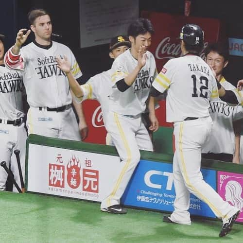 リック・バンデンハークさんのインスタグラム写真 - (リック・バンデンハークInstagram)「Always big smiles!! A true Samurai on the field and great teammate. Catcher Hiroaki Takaya (#12) is always prepared to the fullest. He is also given the nickname “El Veterano”  Find the two translators in this post! Thanks guys @teppei432 and @ty011780 for always having our backs.  #sbhawks #ソフトバンクホークス」10月28日 14時32分 - rick_vdhurk