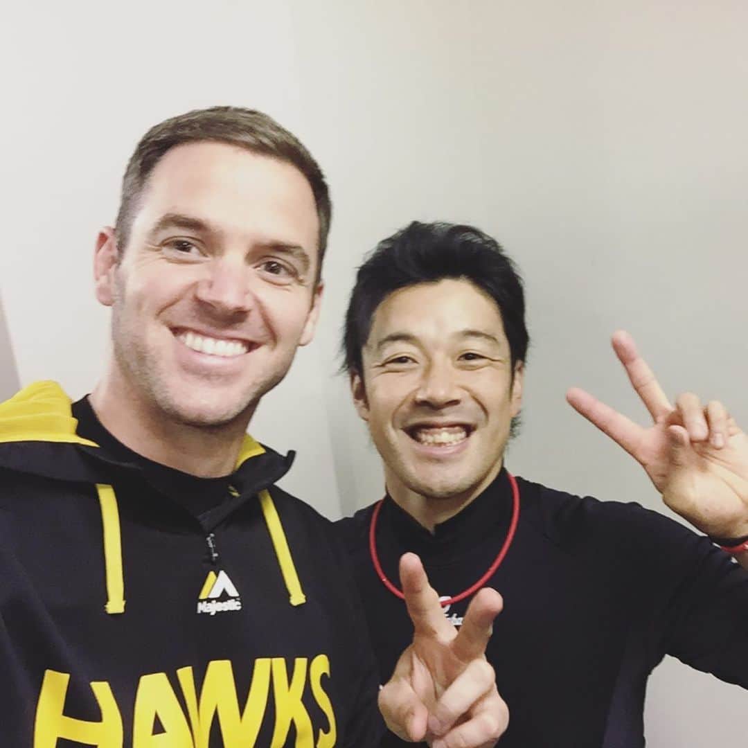 リック・バンデンハークのインスタグラム：「Always big smiles!! A true Samurai on the field and great teammate. Catcher Hiroaki Takaya (#12) is always prepared to the fullest. He is also given the nickname “El Veterano”  Find the two translators in this post! Thanks guys @teppei432 and @ty011780 for always having our backs.  #sbhawks #ソフトバンクホークス」
