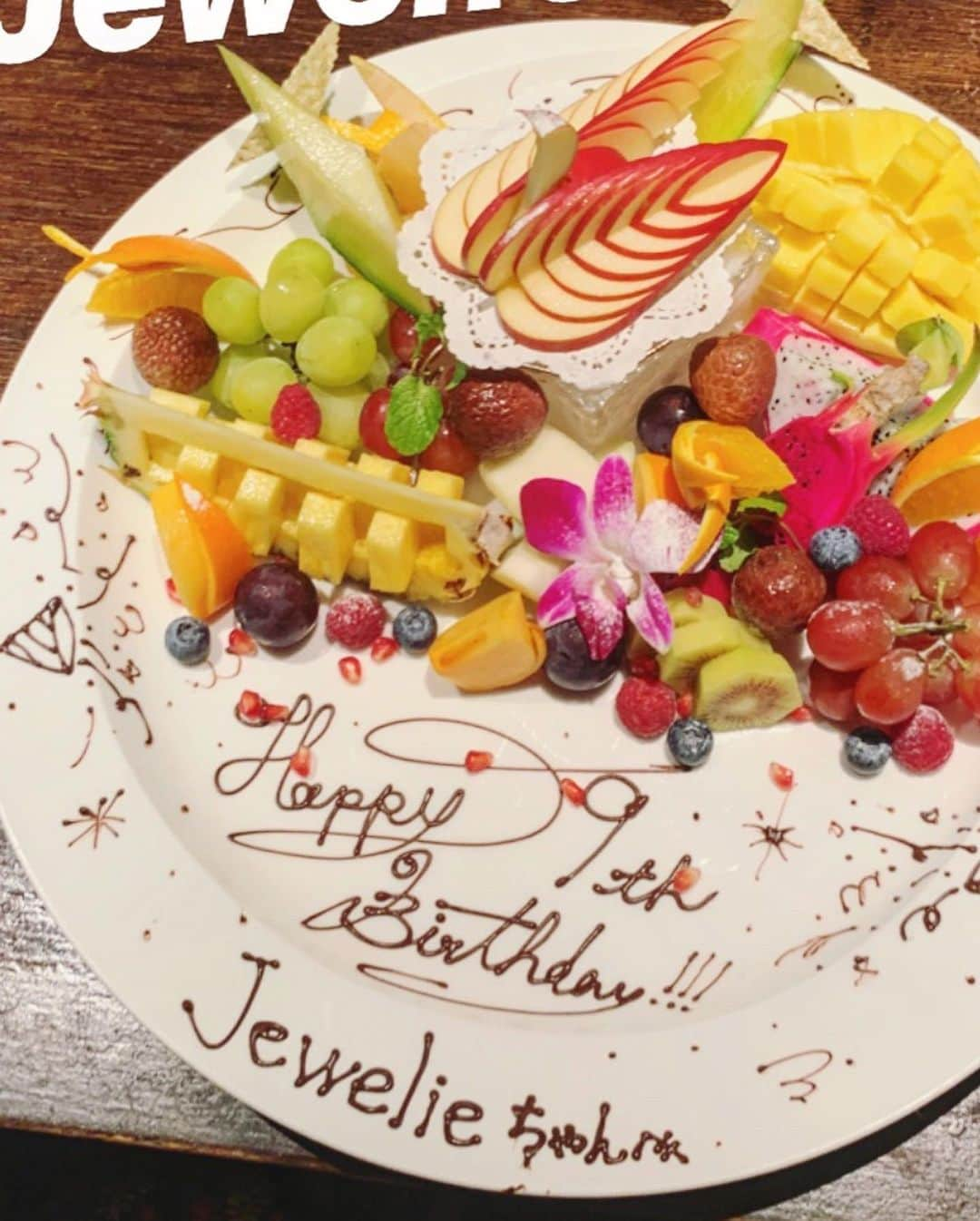 雅-MIYAVI-さんのインスタグラム写真 - (雅-MIYAVI-Instagram)「Finally was able to celebrate Jewelie’s bday! Not funcy but family all together. And that’s the best! Thank you everyone for her bday wish. She’s such a lucky girl to have cool uncles and aunties all over the world!!!! Lol やっとジュエリの誕生日のお祝いができました！豪勢じゃなくてもファミリーが一緒にいる、それに尽きると思います。みんな温かいバースデーメッセージありがとう！！！！🙏🏻🙏🏻😃💙🌍🌏」10月28日 14時45分 - miyavi_ishihara