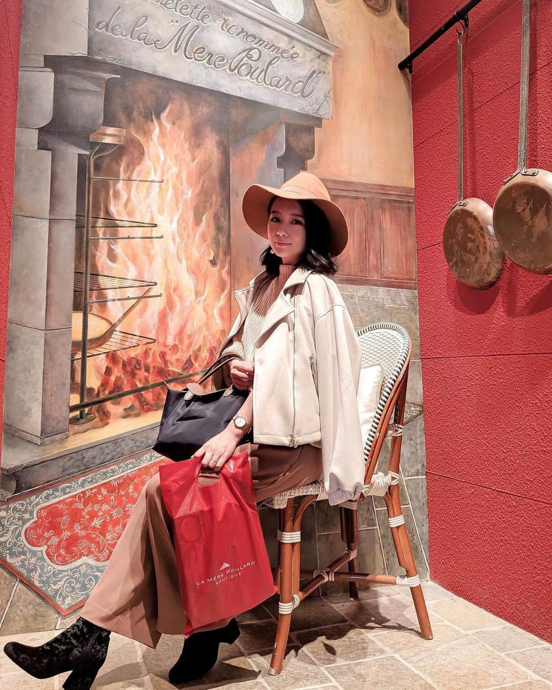 野田華子さんのインスタグラム写真 - (野田華子Instagram)「先日めずらしく部活がお休みだった娘とお出かけして来たよ🥰﻿ 気になってた﻿ @lamerepoulard_tokyo さんに🍽🇫🇷﻿ ﻿ 私は﻿ ✔️キノコと押し麦のクリームリゾット フォアグラのポワレのオムレツ﻿ ✔️塩キャラメルクレープ﻿ ﻿ にいなは﻿ ✔️帆立貝とラタトゥイユのオムレツ﻿ ✔️小さな3種のモアロー﻿ ﻿ お土産にクッキー🍪﻿ (このクッキー、フランス原料のこだわりのものらしく、子供達すごく気に入って、美味しい！って感動してた👏)﻿ ﻿ 入り口も店内もオシャレで素敵だった〜☺️🇫🇷﻿ ﻿ 今回軽めのランチだったから、次はお肉料理も食べてみたいな🤤﻿ ﻿ ﻿ ﻿ 📍東京都千代田区丸の内3-5-1 東京国際フォーラム Hall A 1F(中庭側)﻿ ラ・メール・プラール﻿ ﻿ @lamerepoulard_tokyo﻿ #lamerepoulard﻿ #ラメールプラール﻿ #ふわふわオムレツ﻿ #スフレオムレツ」10月28日 14時45分 - noda.hanako