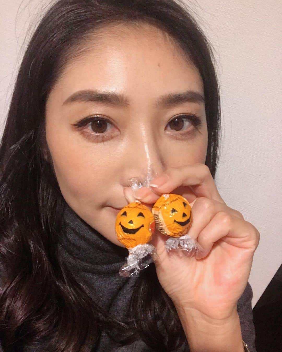 榊原みゆくさんのインスタグラム写真 - (榊原みゆくInstagram)「【ハロウィン】 月一のメンテナンスに行ったら、ハロウィンチョコもらったー🎃👻 しかも、大好きな @lindt_chocolate_japan  誰かに食べられないよう、隠しとかな😂😂😂 ちょっとした、気遣いに、ほんとほっこりさせられます💕💕 #lindtchocolate #lindt #chocolate #haloween #美魔女 #アラフォー #心遣い #感謝 #ありがとう #selfie #followme」10月28日 14時41分 - miyukuscarab