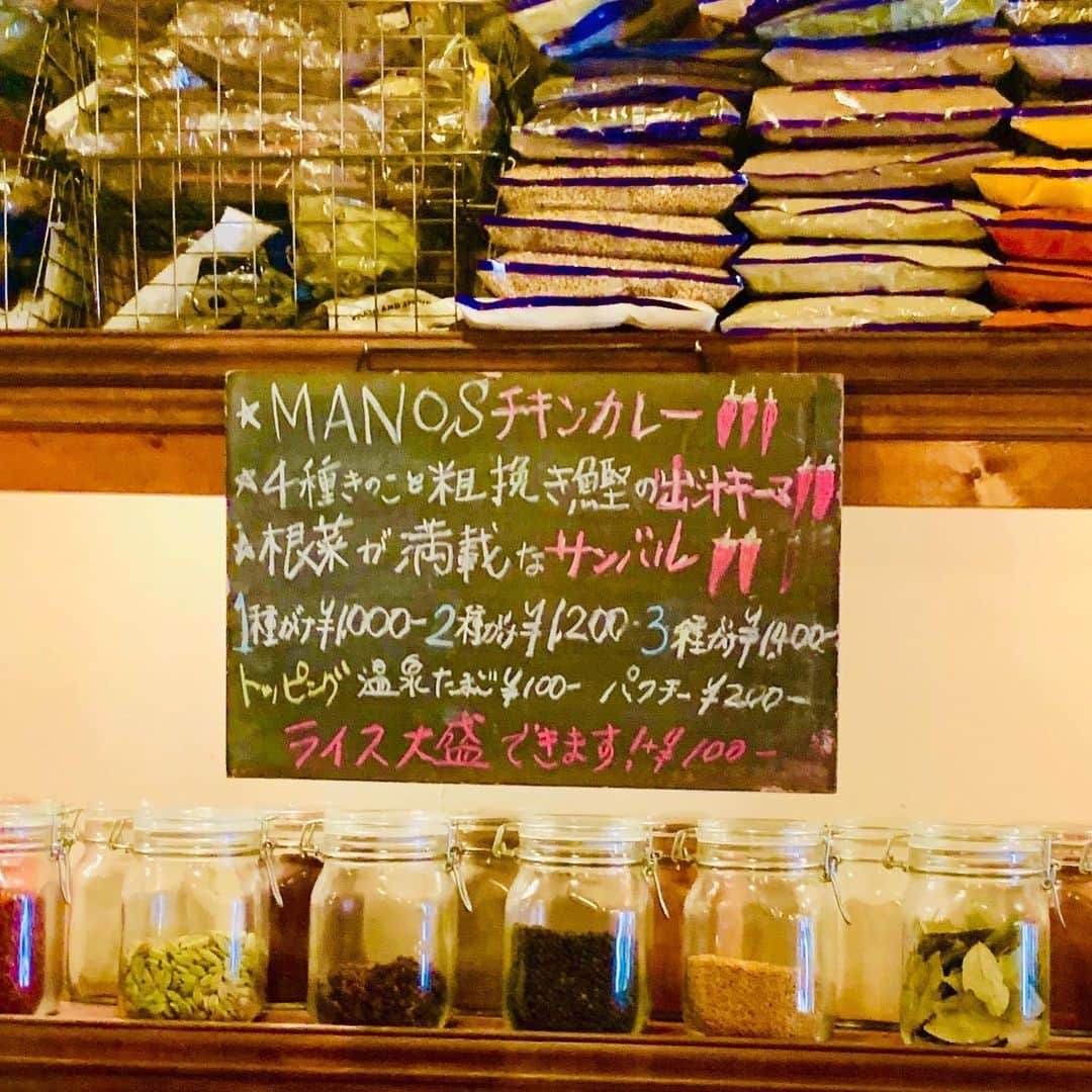 松尾貴史さんのインスタグラム写真 - (松尾貴史Instagram)「#三軒茶屋 #茶沢通り 沿いに最近出来た #カレー店 「MANOS」で、#チキンカレー 、#キーマカレー 、#サンバル の3種かけを。 「 #旧ヤム邸シモキタ荘 」の元スタッフさんの店で、流れを汲みつつ鶏肉の塊を2段階で感じさせてくれる個性も発揮の楽しみなお店。  #manos #カレー #curry」10月28日 14時43分 - kitsch.matsuo