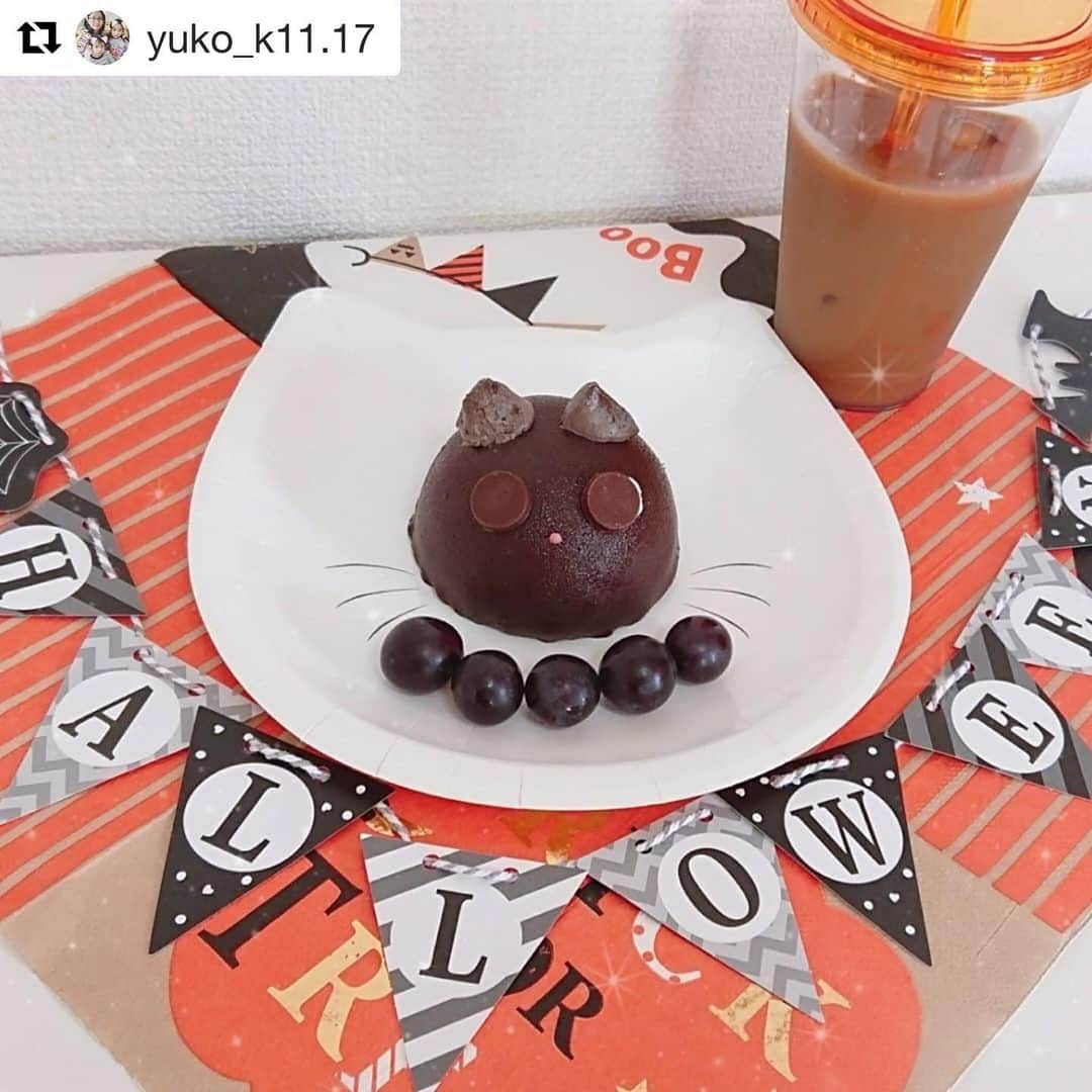 クリクラ【公式】さんのインスタグラム写真 - (クリクラ【公式】Instagram)「#Repost @yuko_k11.17 with @get_repost ・・・ . . . かわいすぎる😍 黒猫ザッハトルテにアイスカフェラテ🎶 . . . #黒猫ザッハトルテ  #セブンでハロウィン @seven_eleven_japan  #カフィタリー #おうちコーヒー  @crecla.official」10月28日 14時48分 - crecla.official