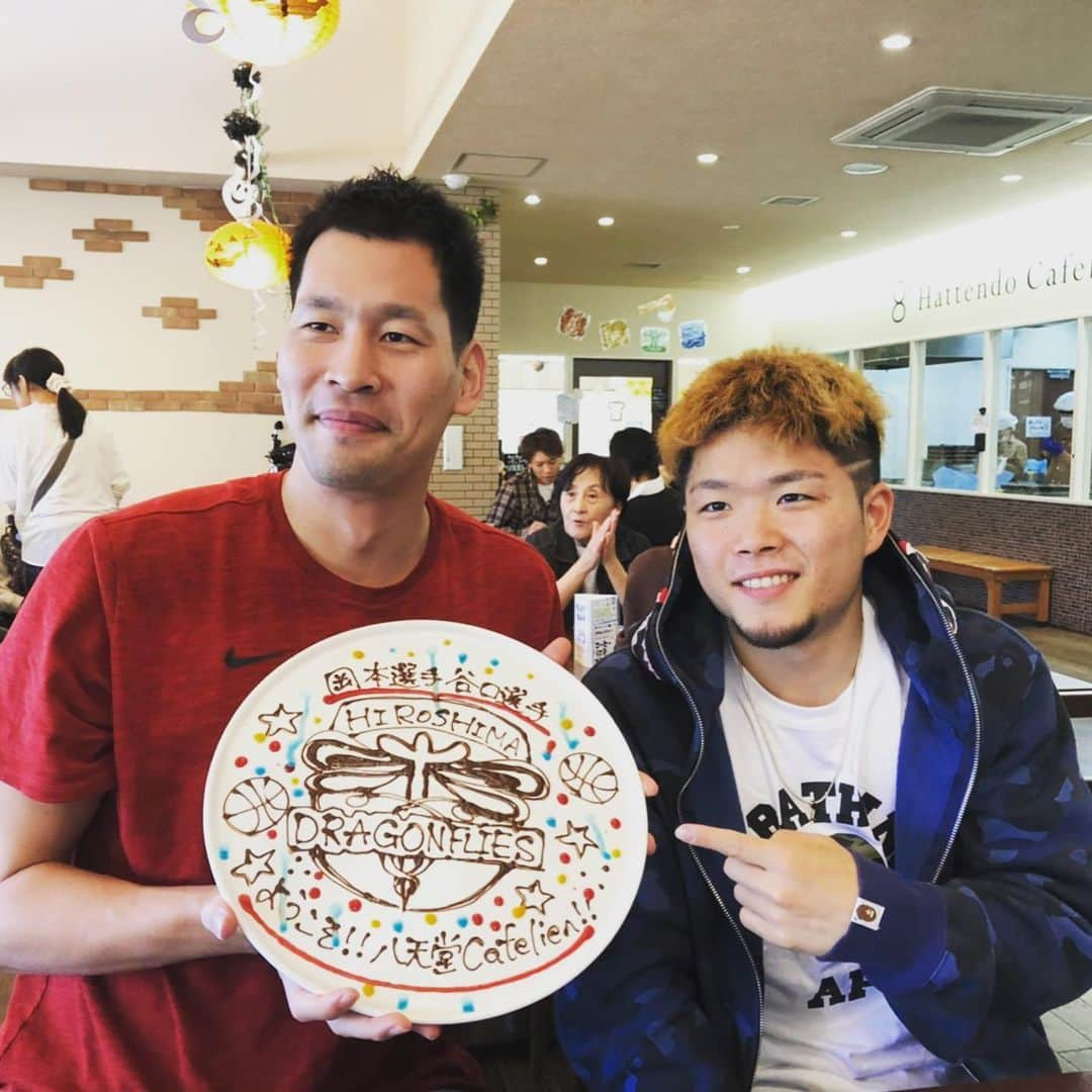 谷口大智さんのインスタグラム写真 - (谷口大智Instagram)「空港近くの八天堂cafelieへランチがてらパンを作る体験をしてきました🥐 …男だけで😂笑  家族連れやドライブがてらのデートにはもってこいの場所ですね！  パンは互いに好きな物を作りました🏀🐟笑  @hiryuuuu は🏀に対する気持ちこめすぎたので、パンが完成したときには爆発してました😂  皆さんも是非行ってみて下さい😁  #八天堂カフェリエ #dtのオフ」10月28日 14時51分 - daichi0055